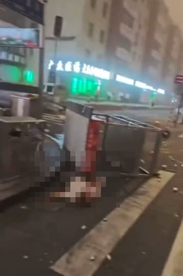 不少民眾目睹路人躺地，不確定是受傷還是死亡。（翻攝自李老師不是你老師Ｘ）