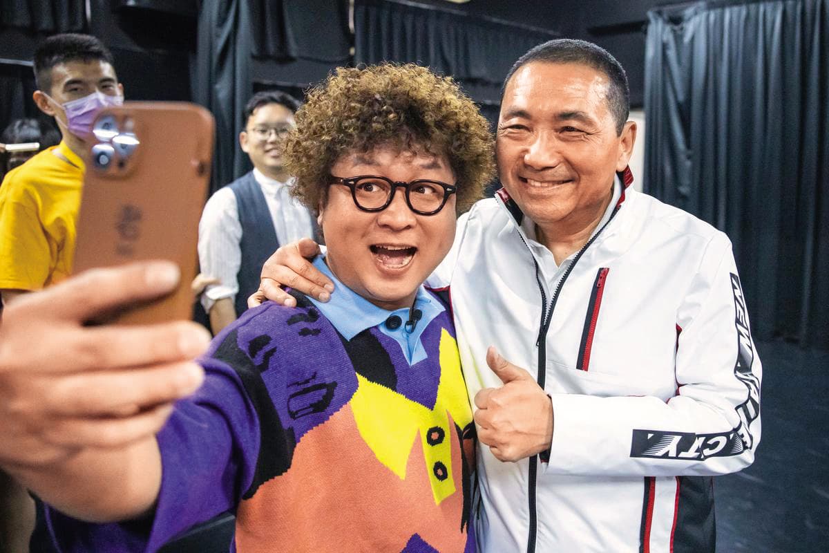 納豆(左)生病前曾受邀出席舅舅侯友宜(右)任職的新北市政府活動。(新北市政府提供)
