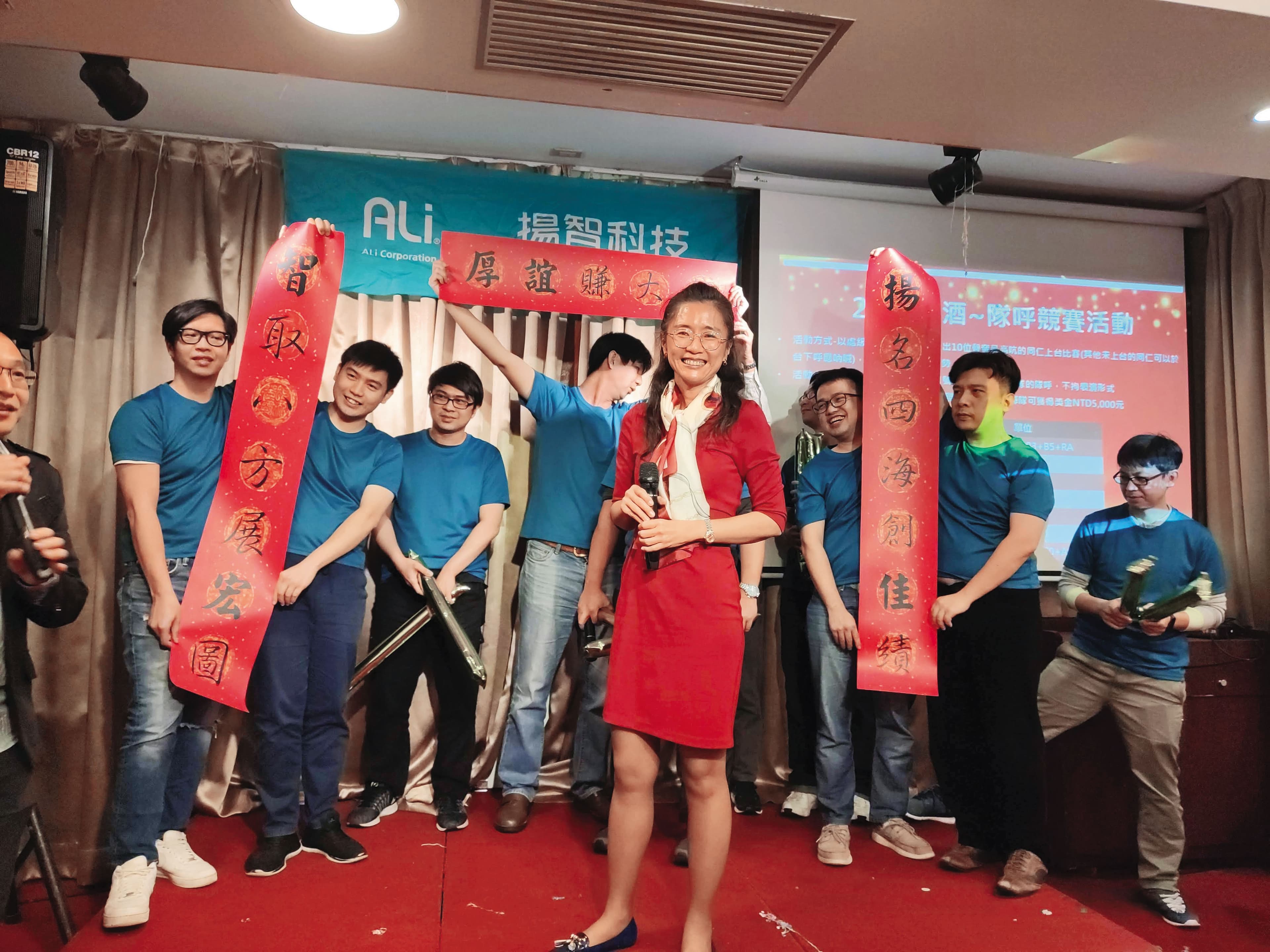前董座梁厚誼（前）在揚智改選後擔任副董事長，16天後又請辭。（讀者提供）