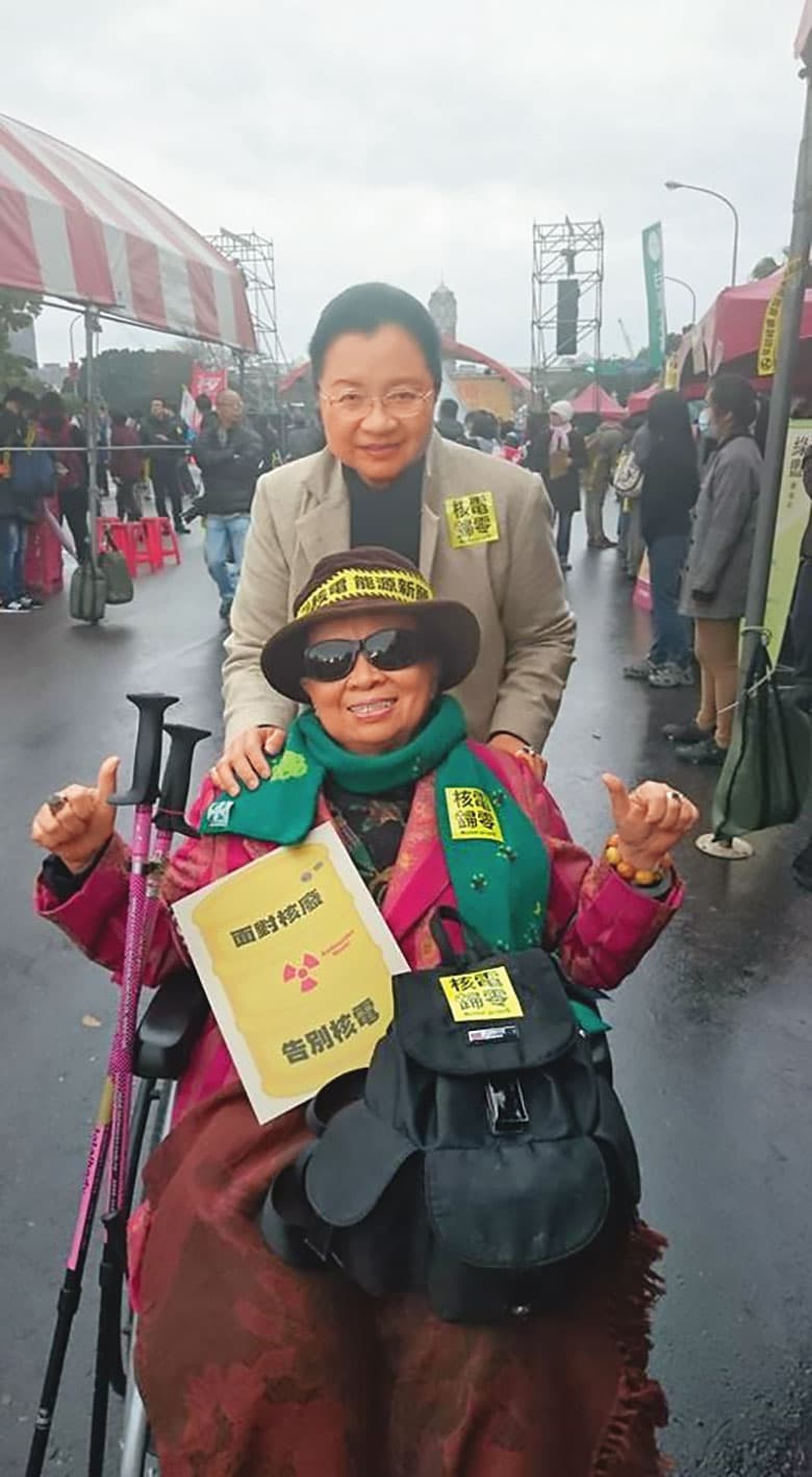 田孟淑(前)投入民主與環境運動多年,數十年來,這對母女經常一同走上街頭。(翻攝田秋堇臉書)