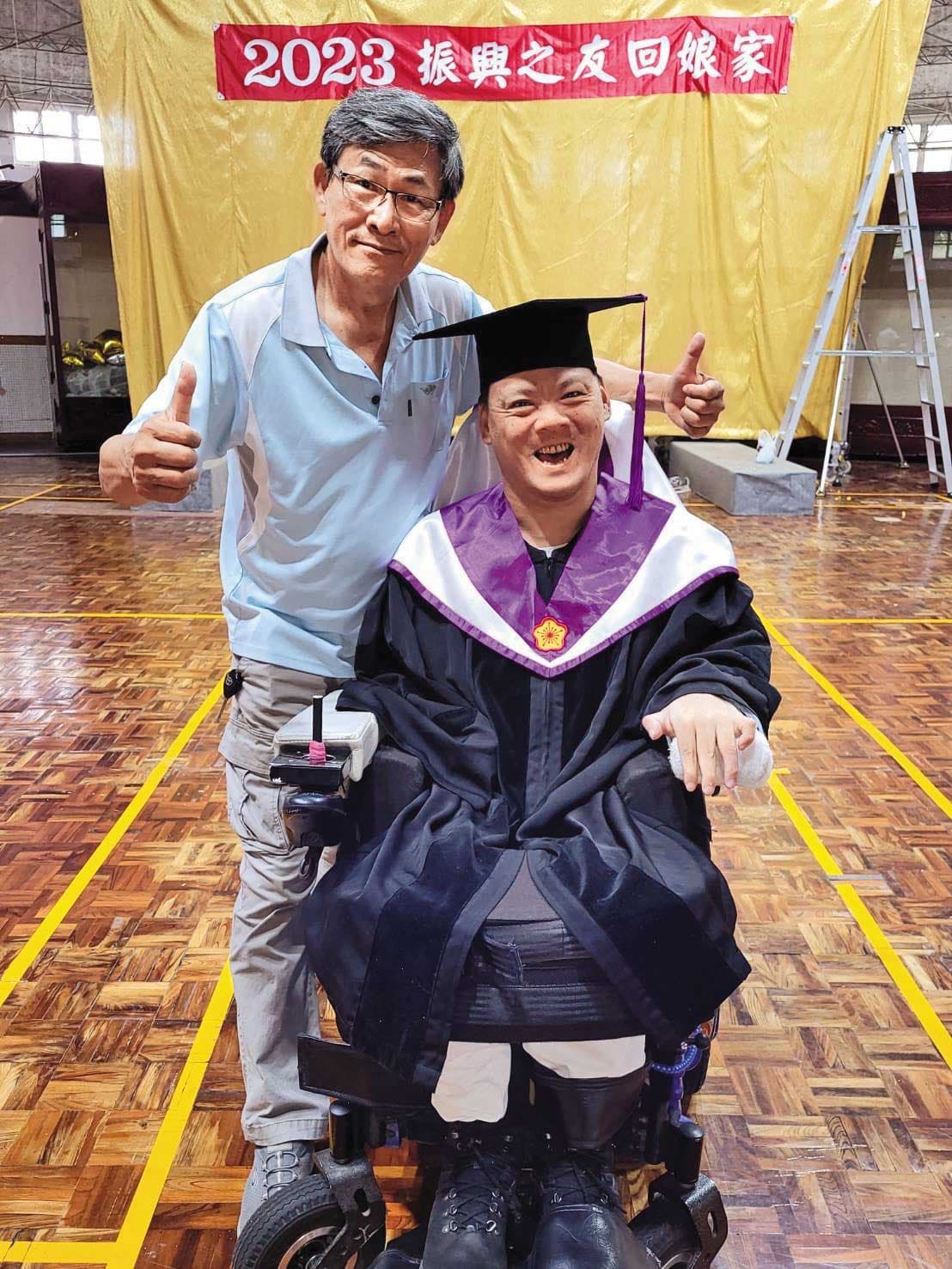 地板滾球國手陳銘哲(右)曾經受到武而謨的鼓勵和啟發。(武而謨提供)