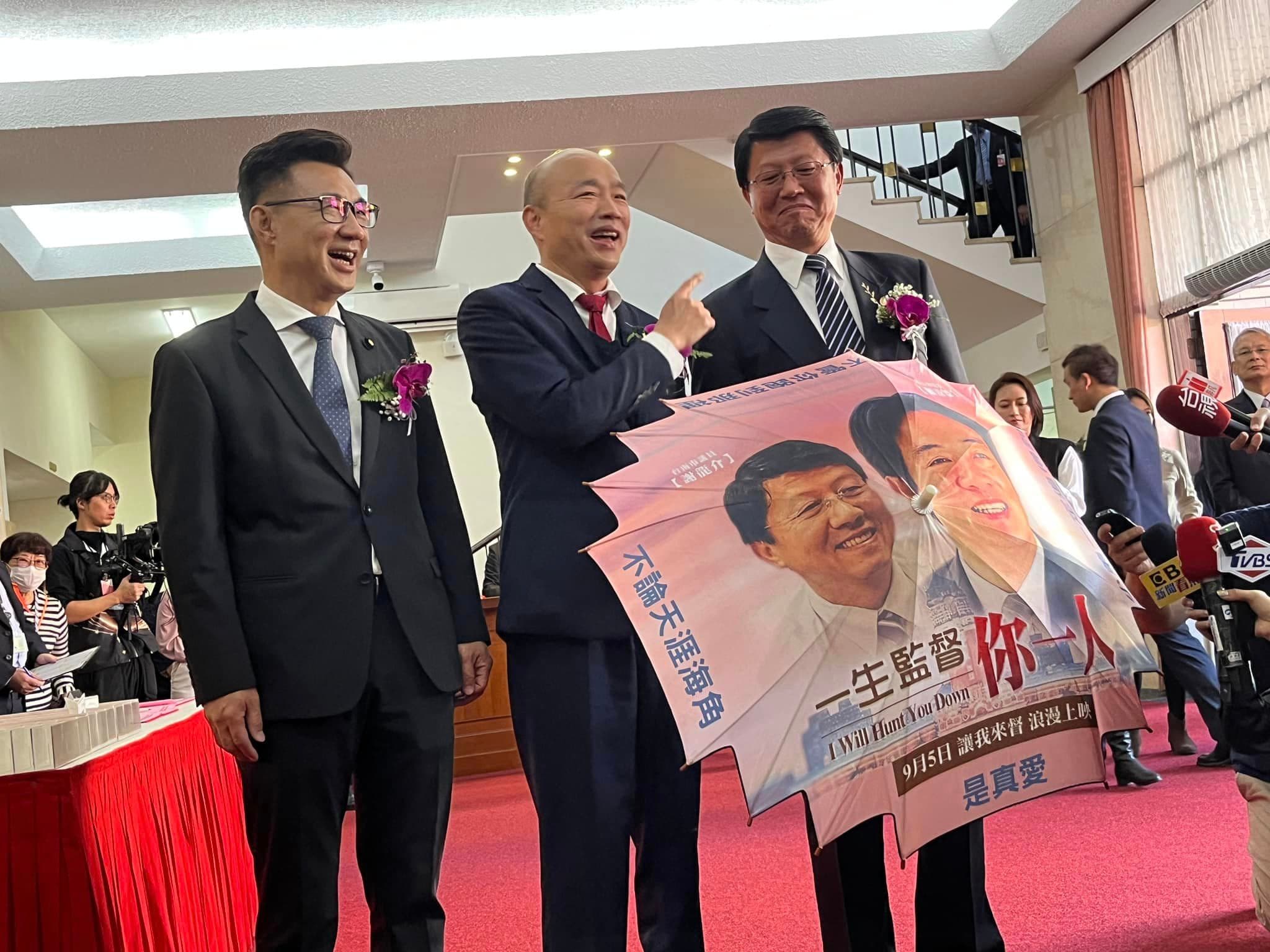 謝龍介(右起)與韓國瑜、江啟臣在立法院報到。(翻攝謝龍介臉書)