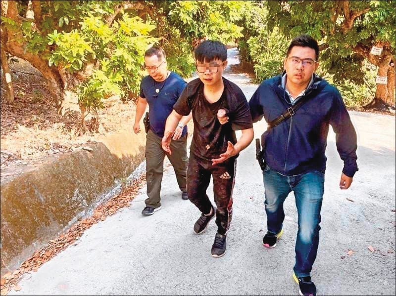 警方在霧峰山區逮捕搶劫殺人的李政達(中)及另2名共犯。(警方提供)
