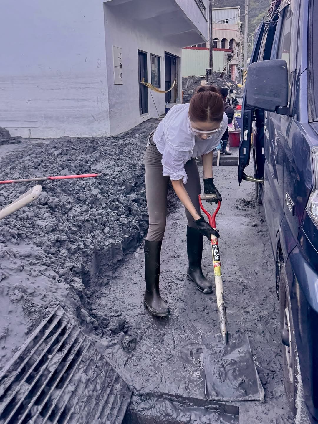 妍安救災穿名牌靴竟意外引發風波。（翻攝自妍安IG）
