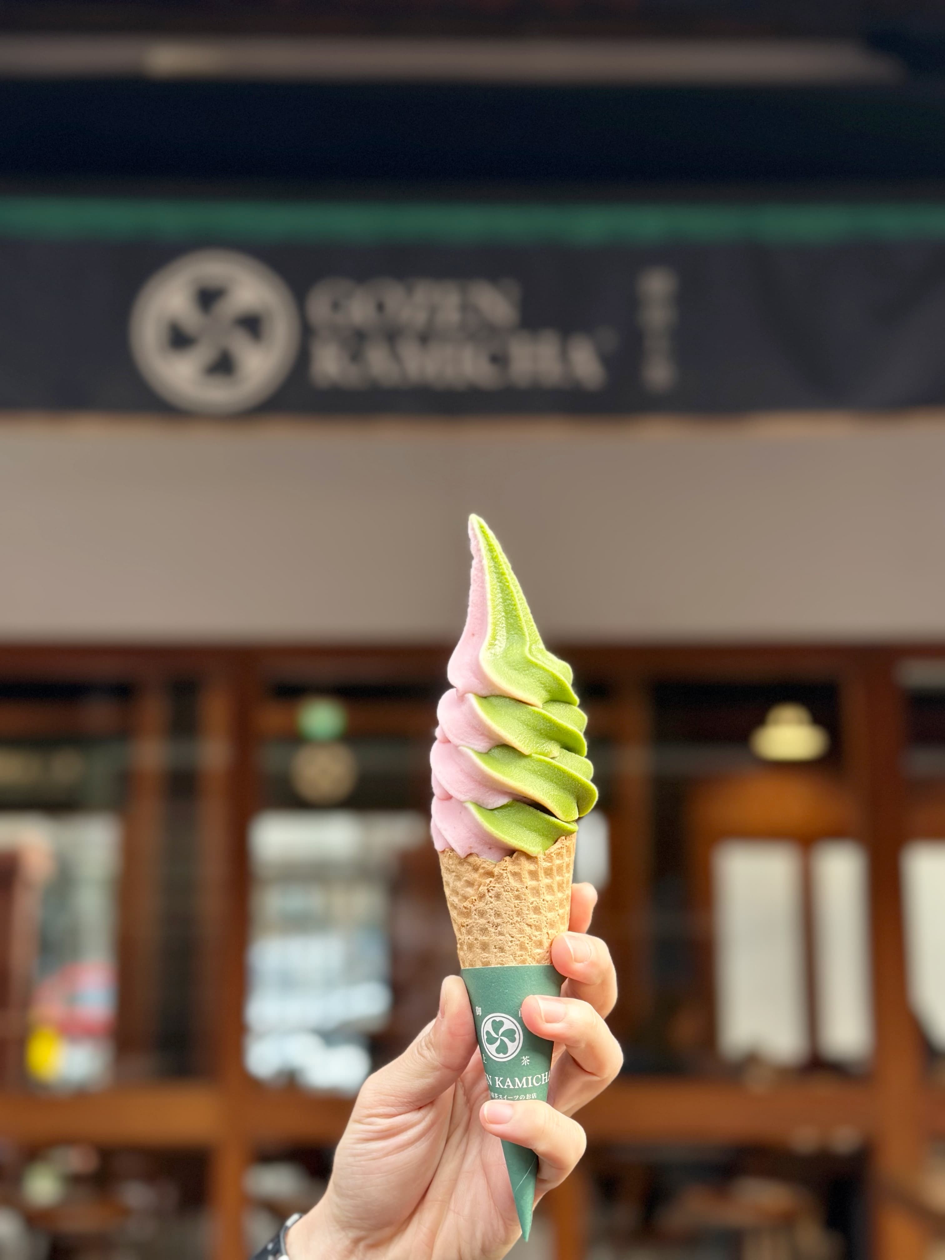 期間限定的草莓抹茶口味「雙色霜淇淋」不僅好吃,拍照也漂亮。(100元/份)