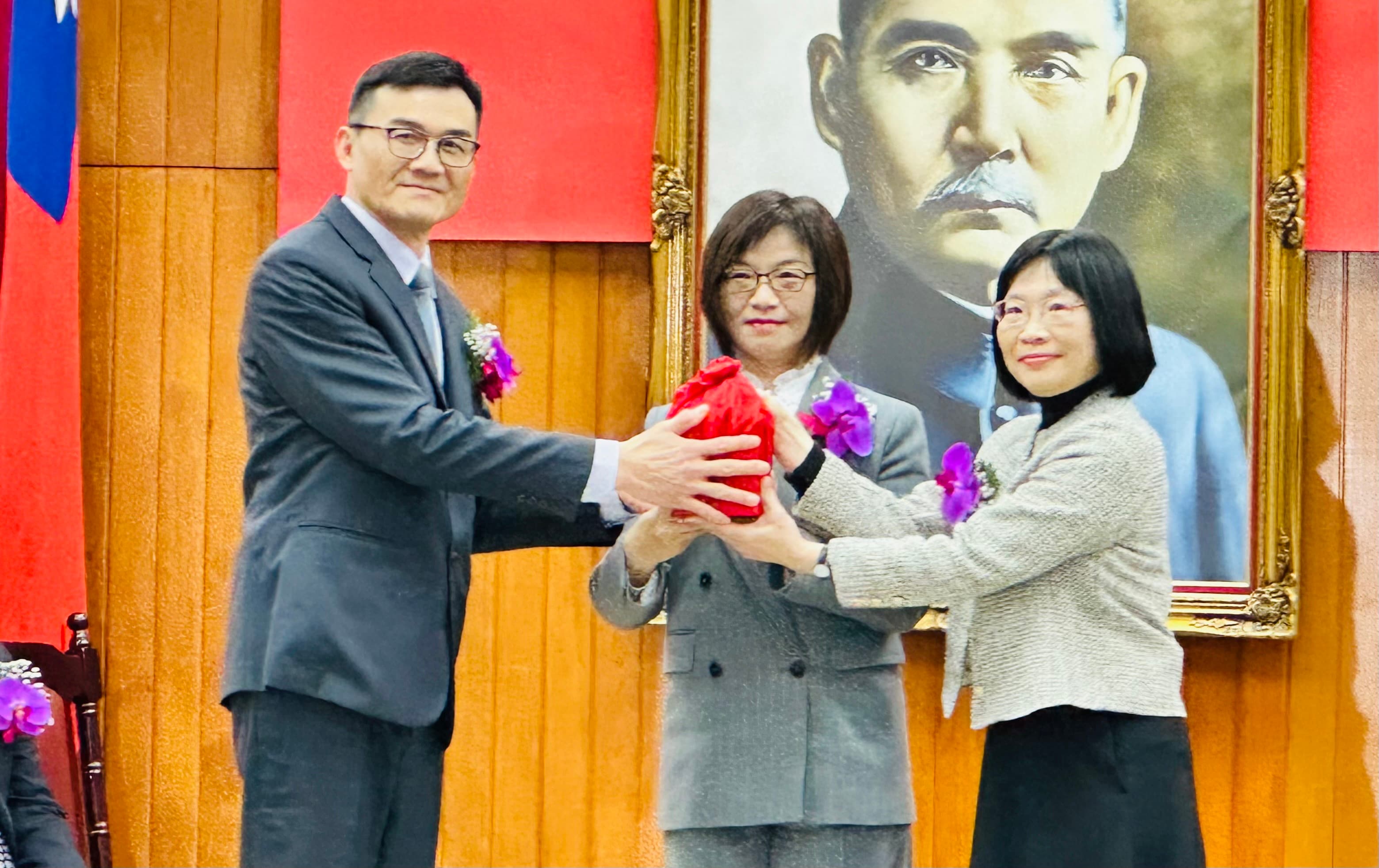 士林地院新任院長邱璿如(右)自代理院長蔡守訓(左)手中接下印信。