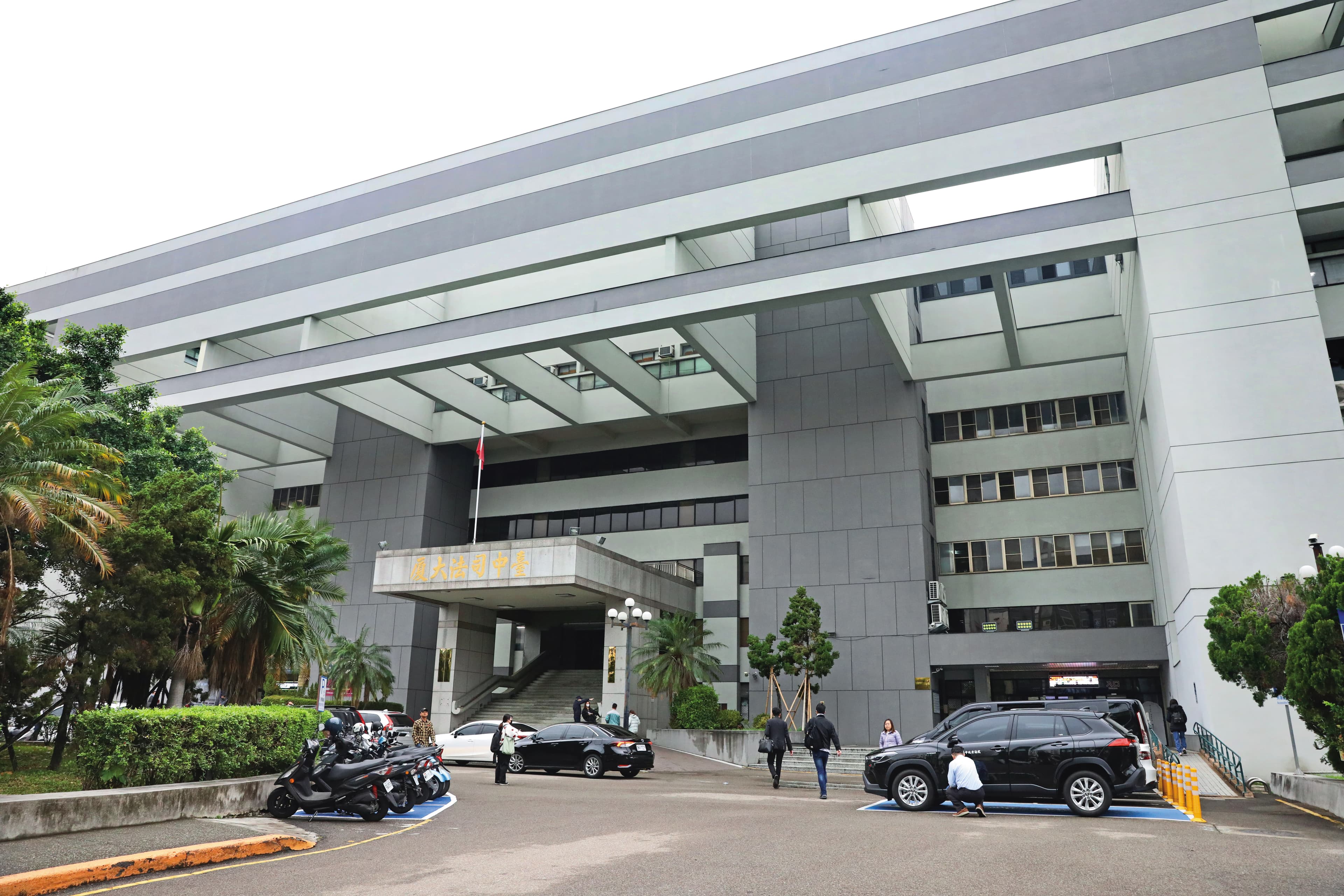 本刊記者到台中地方法院旁聽袁昶平的案件,竟遭袁的手下怒瞪、嗆聲。