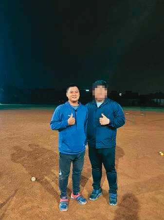 松姓教練(左)訓練出許多優秀選手,在棒球圈頗具知名度。(翻攝畫面)