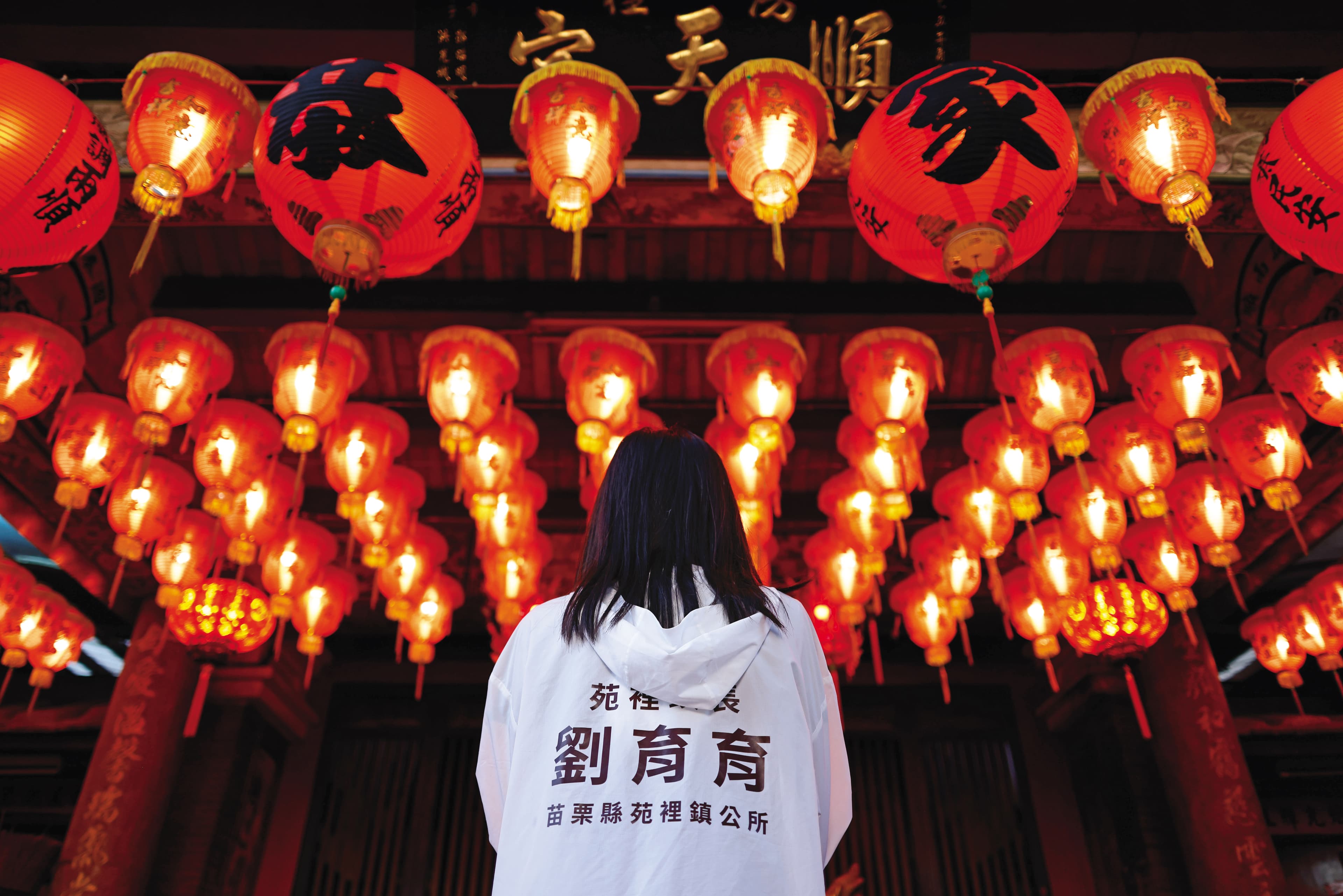 劉育育在苑裡順天宮舉辦新書發表會之前,向媽祖祈求。