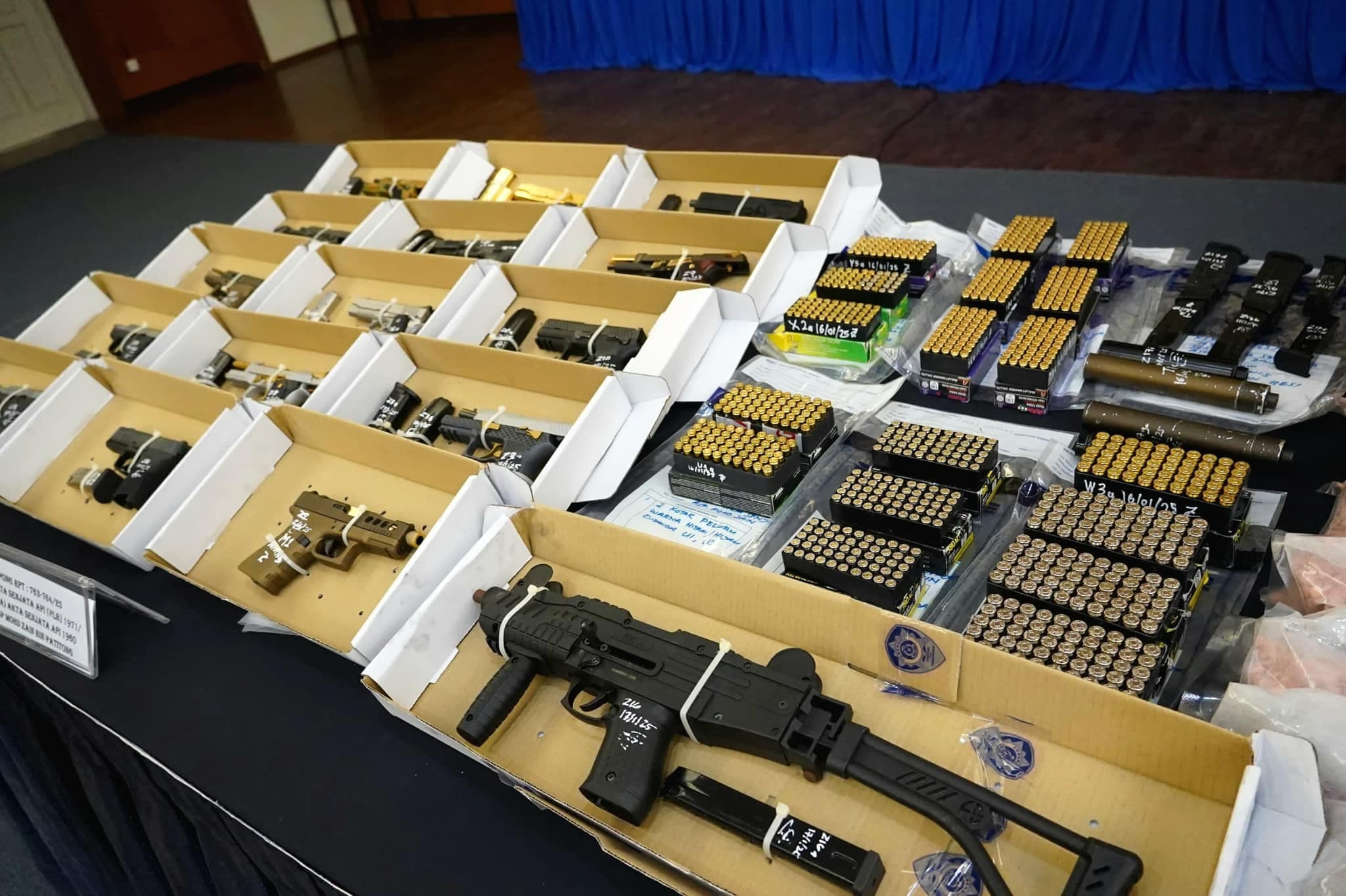 馬來西亞警方查獲販毒集團的軍火庫。（翻攝自臉書＠Jabatan Siasatan Jenayah Narkotik PDRM）
