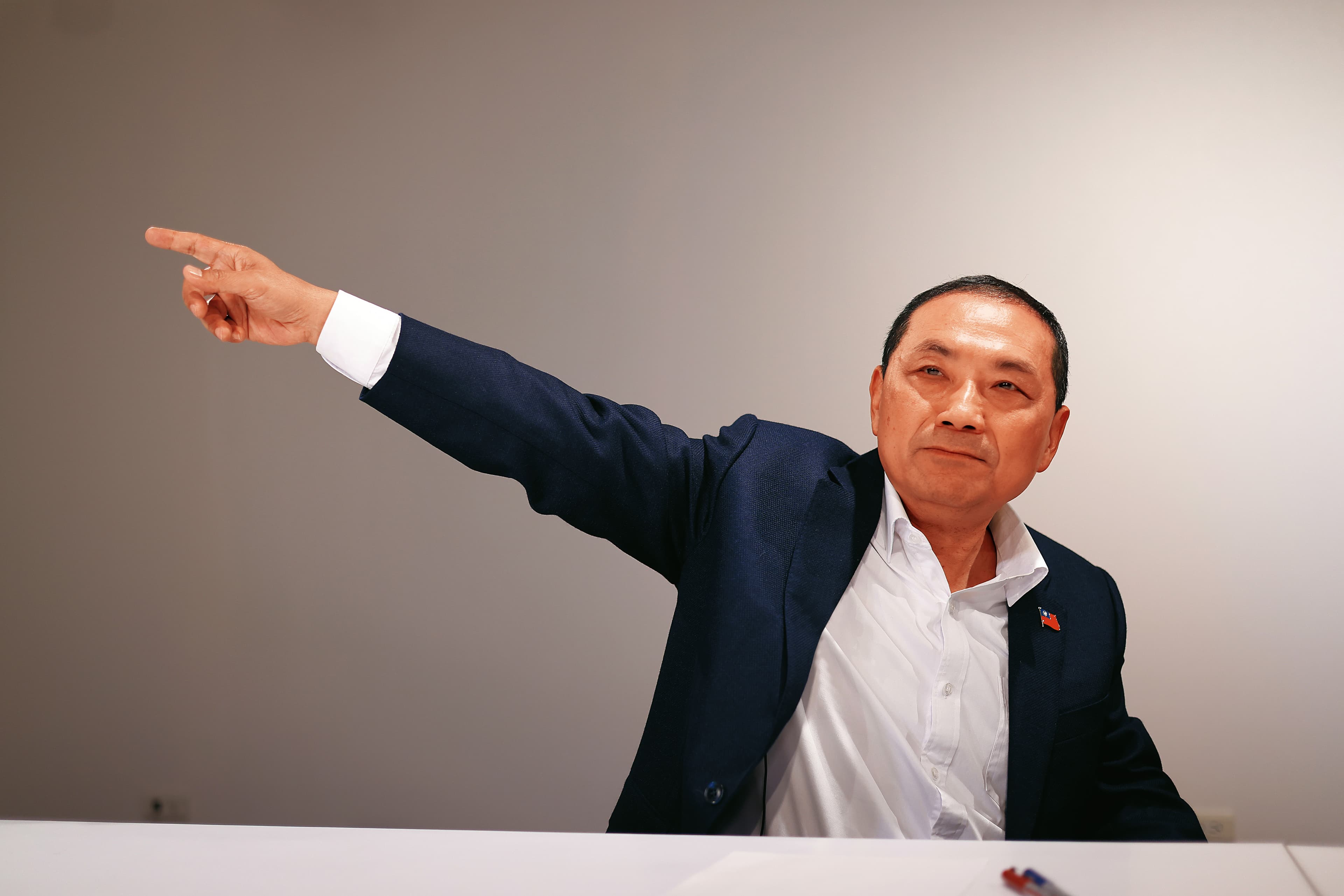 對於屢被貼上親中標籤,侯友宜予以駁斥,更透露自己早在30多年前曾向中共公安拍桌嗆聲。