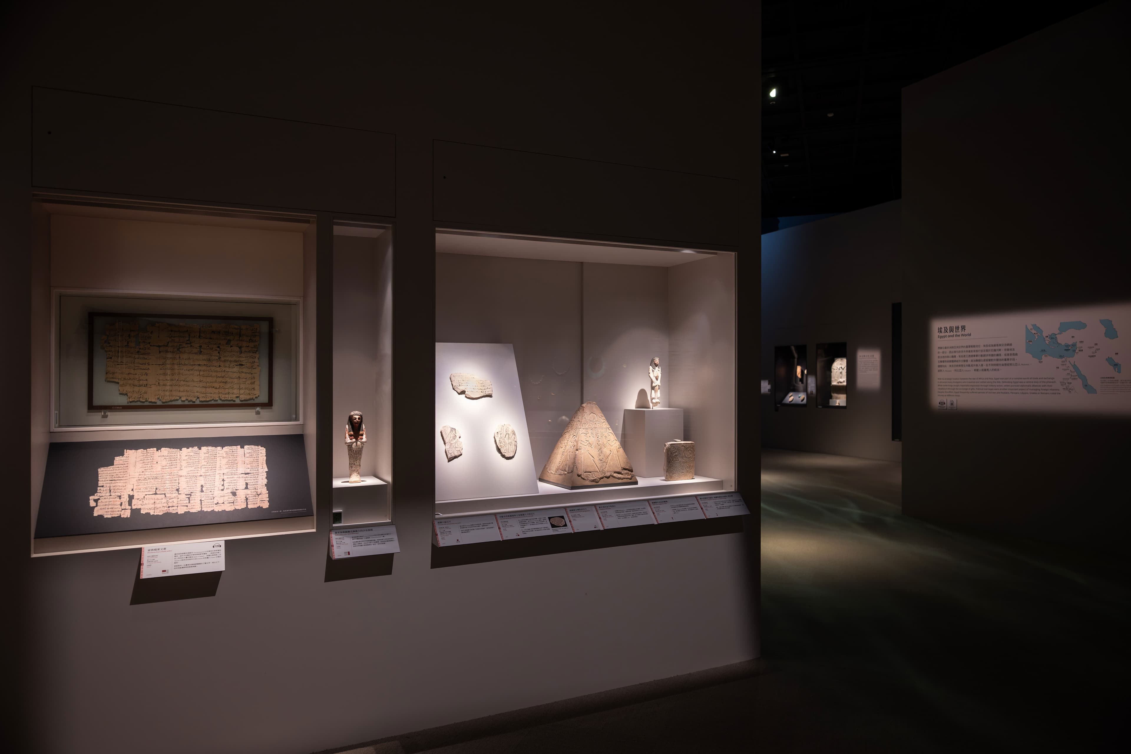 現場展出古埃及人在西元前3000年發明、利用尼羅河三角洲莎草莖製成的莎草紙（Papyrus）書寫的歷史文物。（奇美博物館提供）