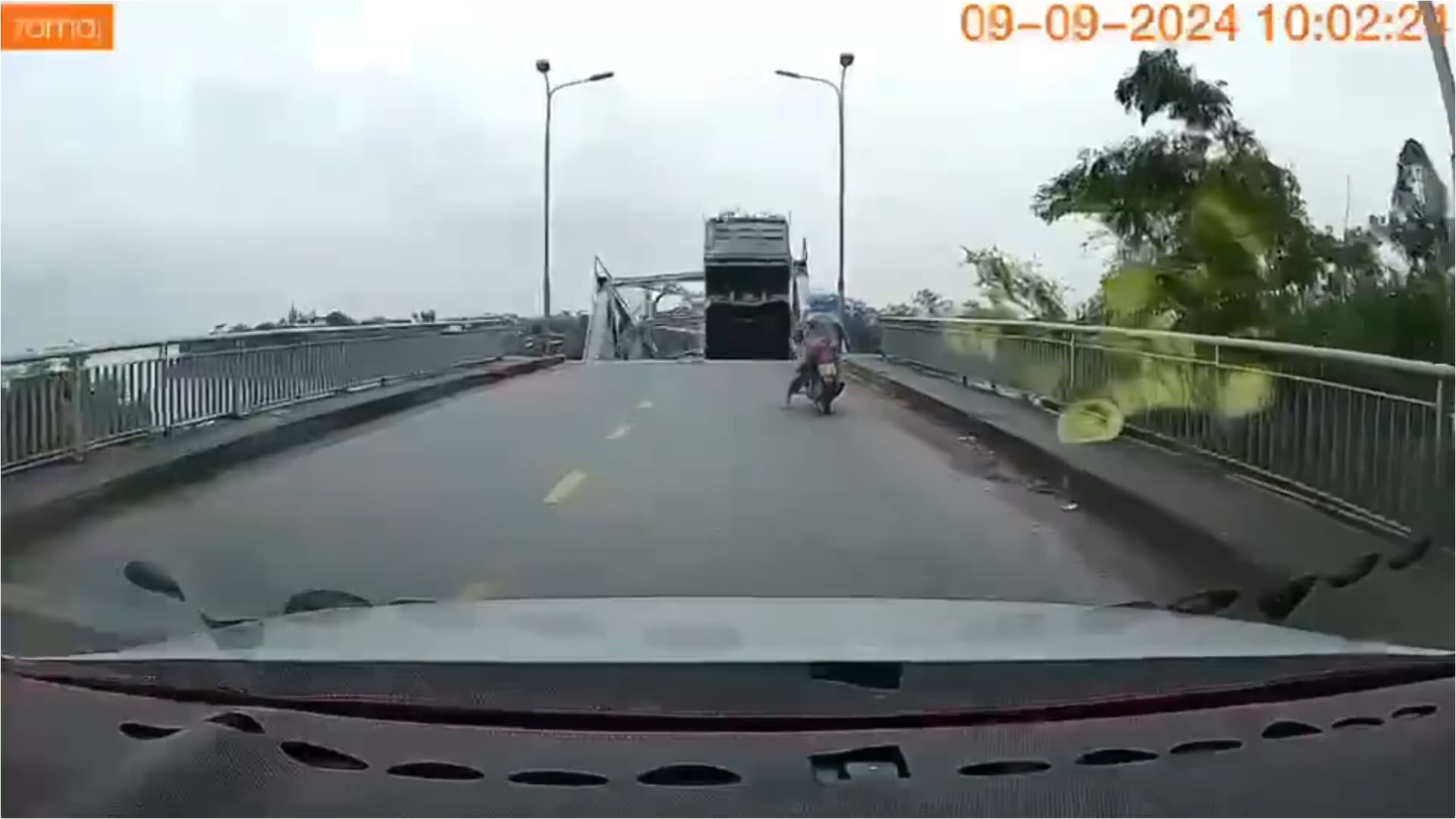 橋樑塌陷瞬間。(翻攝X「Viet Nam Government Portal」)