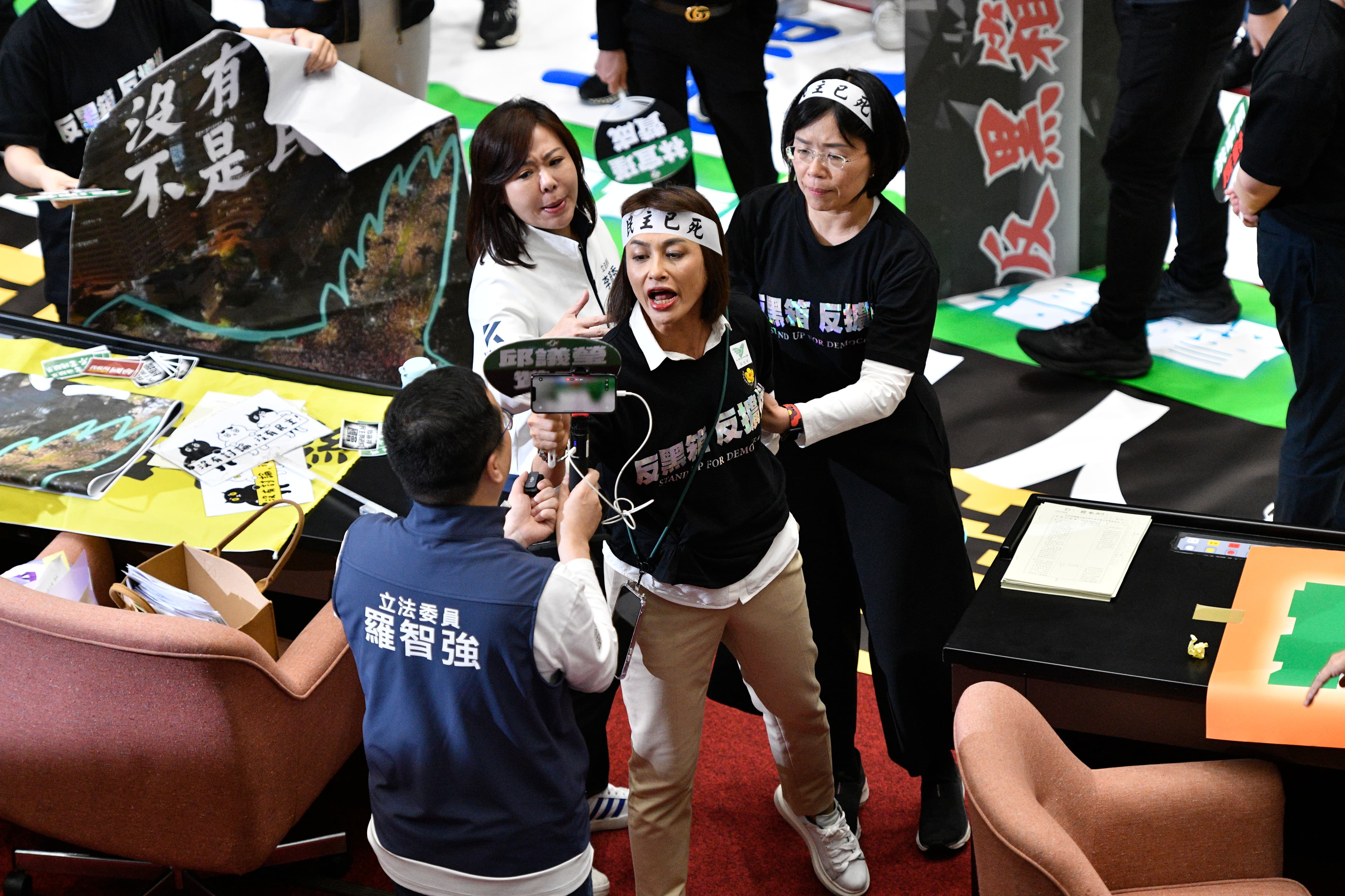 邱議瑩昨為了《再生醫療法》與多名藍委爆發衝突。