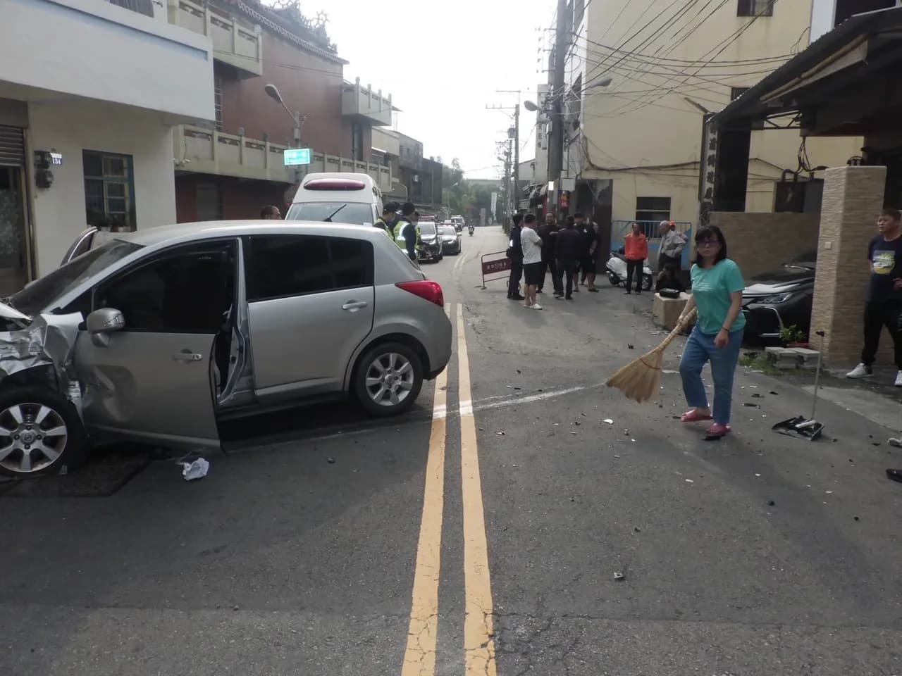 車禍現場一片狼藉,除了遭受波及的車輛殘骸外,還有撞斷噴飛的圍牆磁磚。(翻攝畫面)
