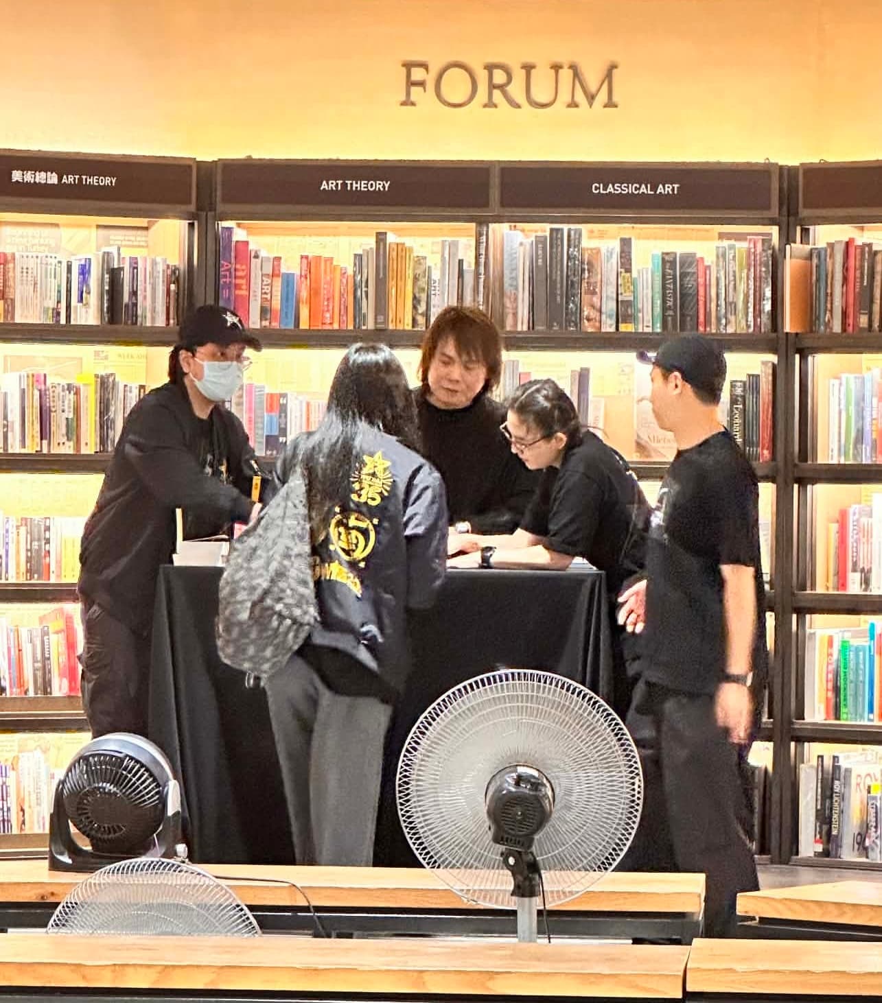伍佰一身黑色造型,出現在唯一一場簽書會。(讀者提供)