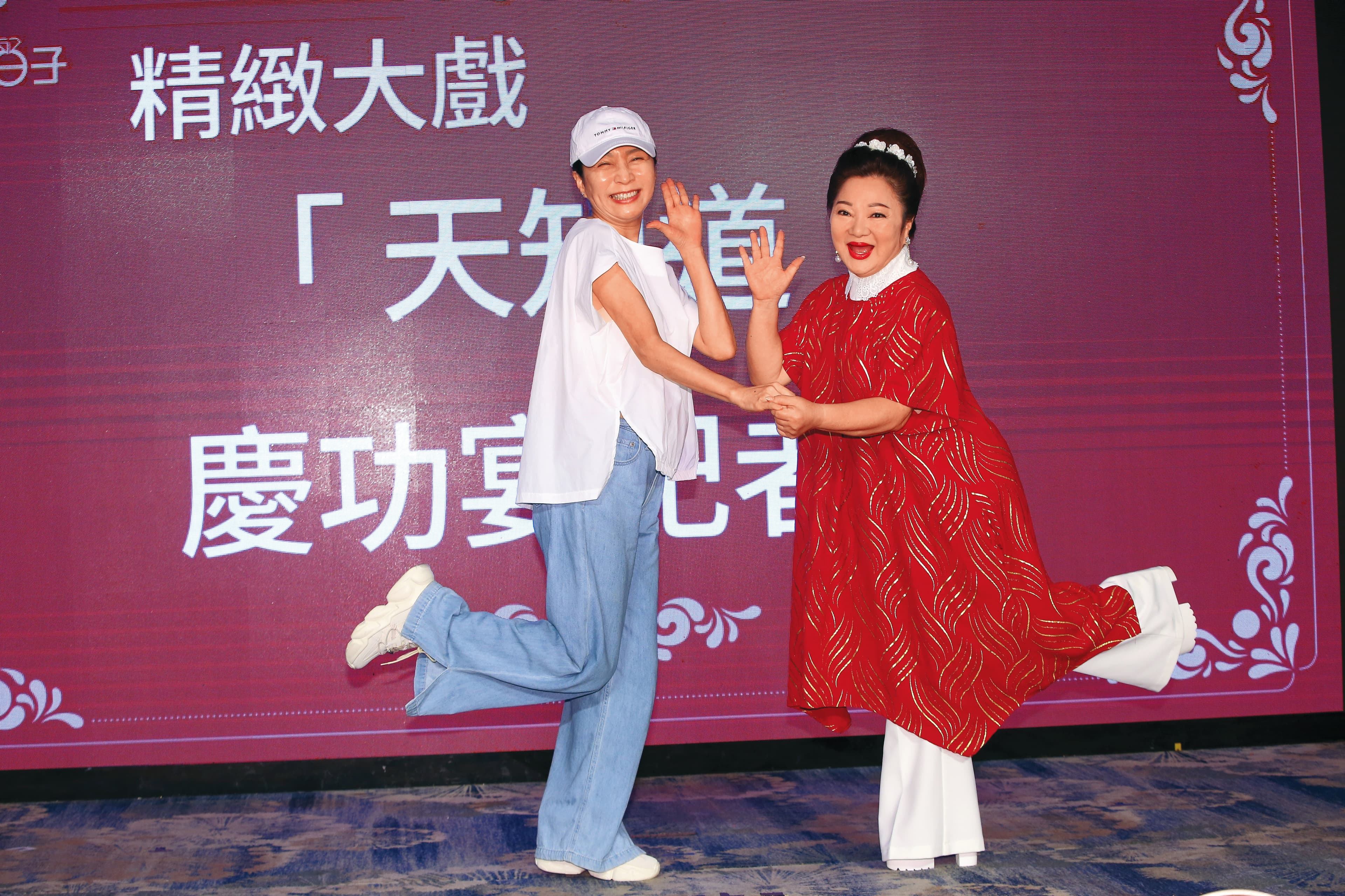不跳不知道,一跳停不了,中國大媽廣場舞的銷魂滋味,白冰冰(右)和方文琳(左)hen懂。