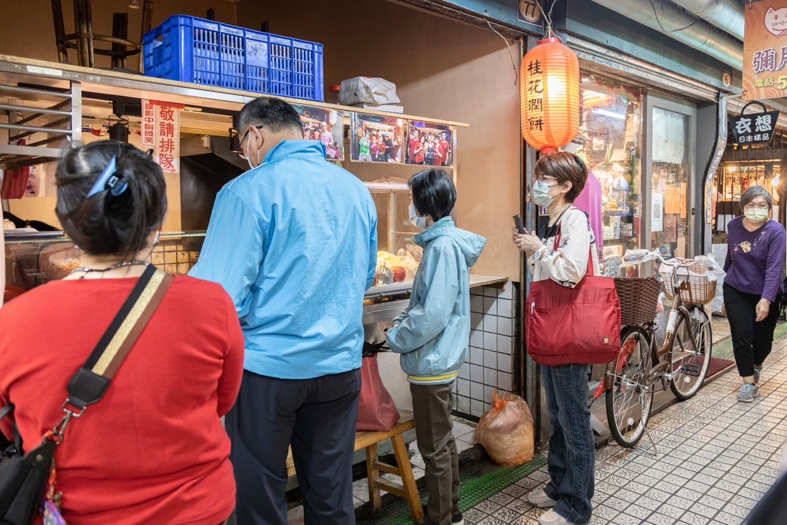 「桂花潤餅」最初的攤位就位在中央市場,早早就能看到不少客人排隊等候。
