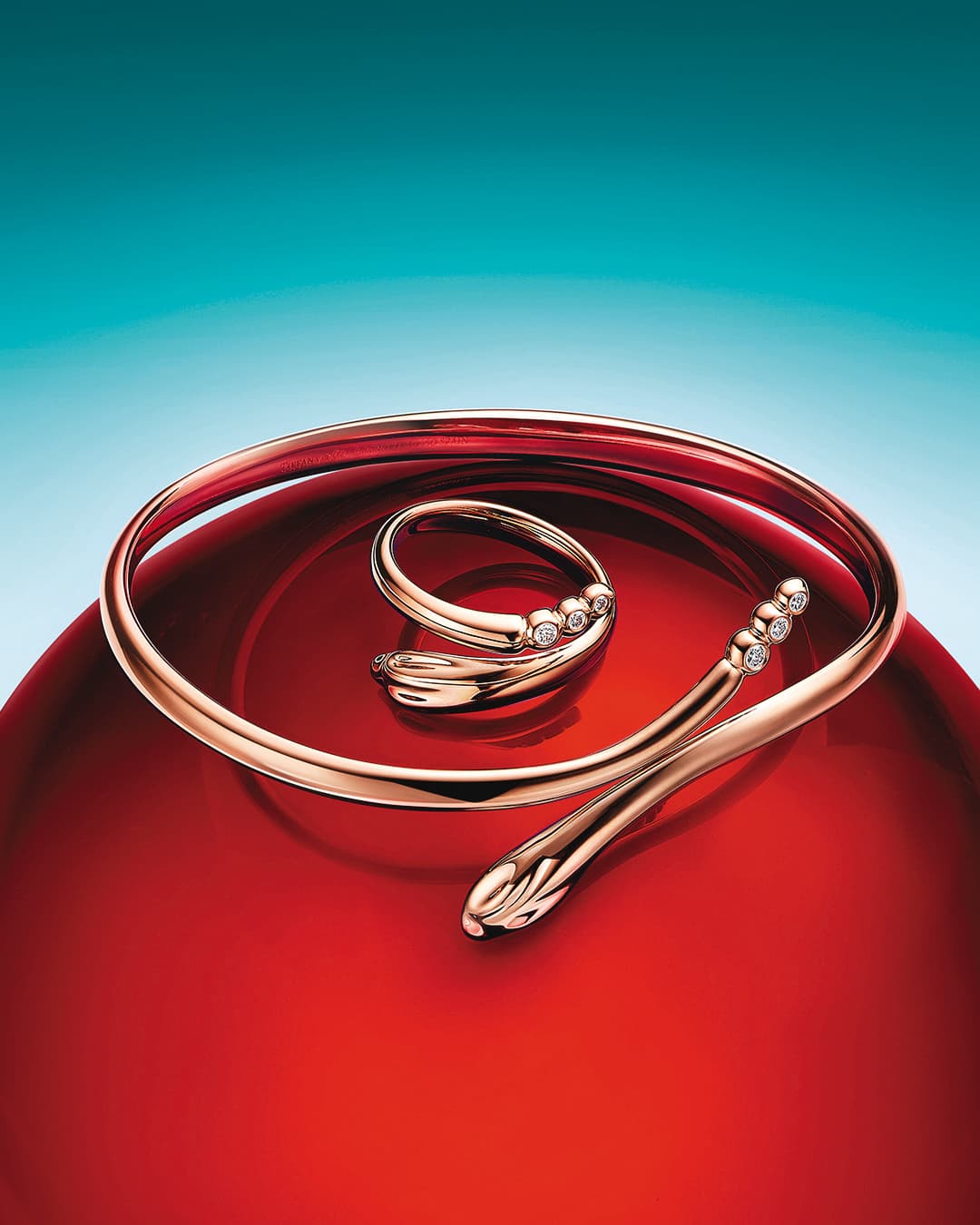 台北101專門店獨家販售Tiffany & Co. Elsa Peretti系列18K玫瑰金鑲鑽Snake手環NT$265,000、戒指 NT$106,000。(蒂芙尼提供)