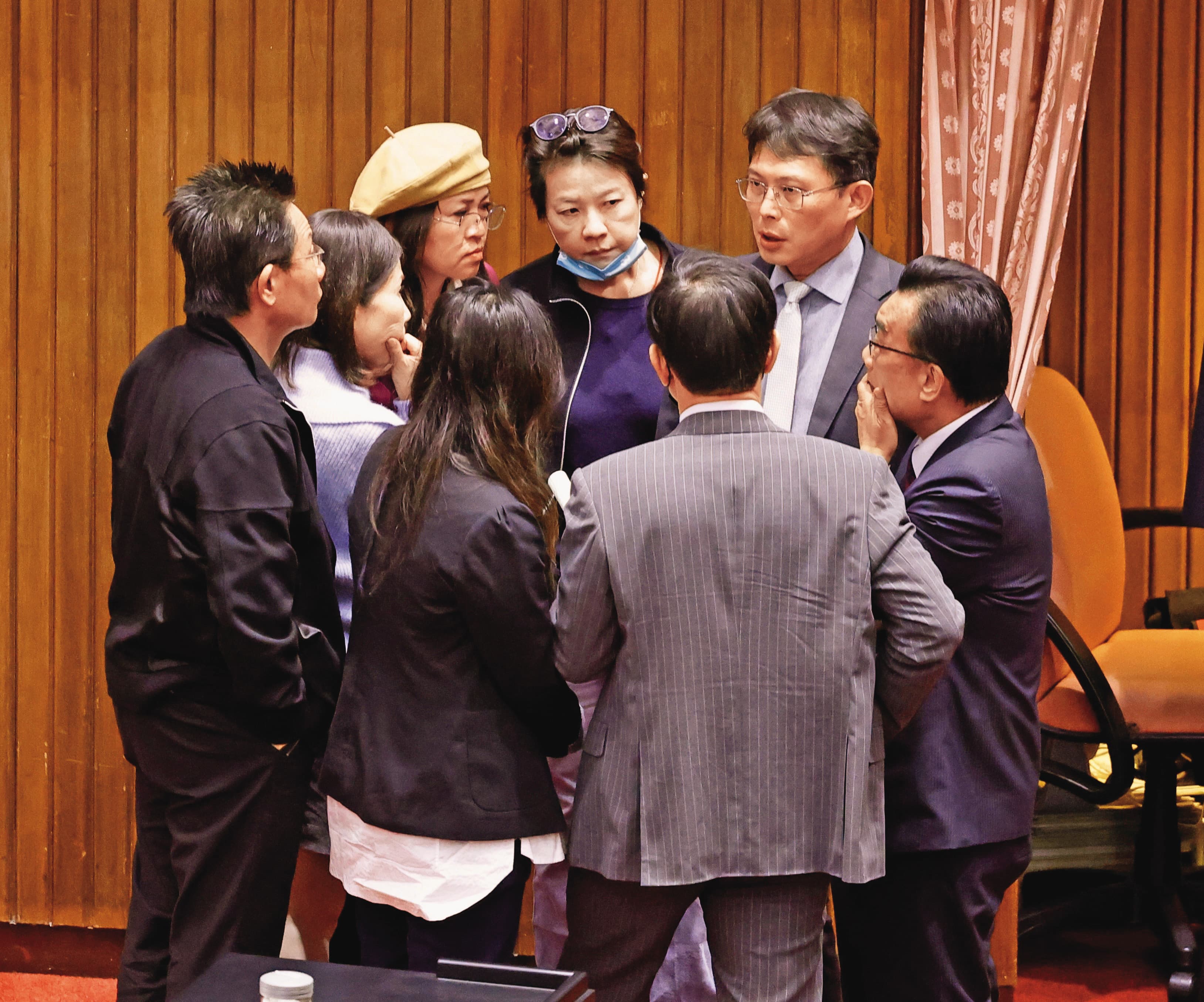 民眾黨立委黃國昌(後右)原本獲柯文哲指定接班,近來傳出生變。