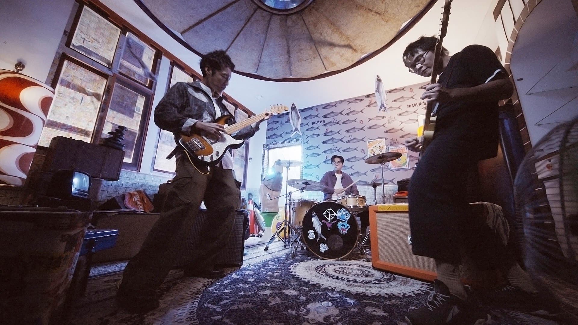 新歌名為〈噪音公寓〉,拍謝少年回想起過去在家編曲時曾因為音量太大而被鄰居抗議。(海口味提供 )