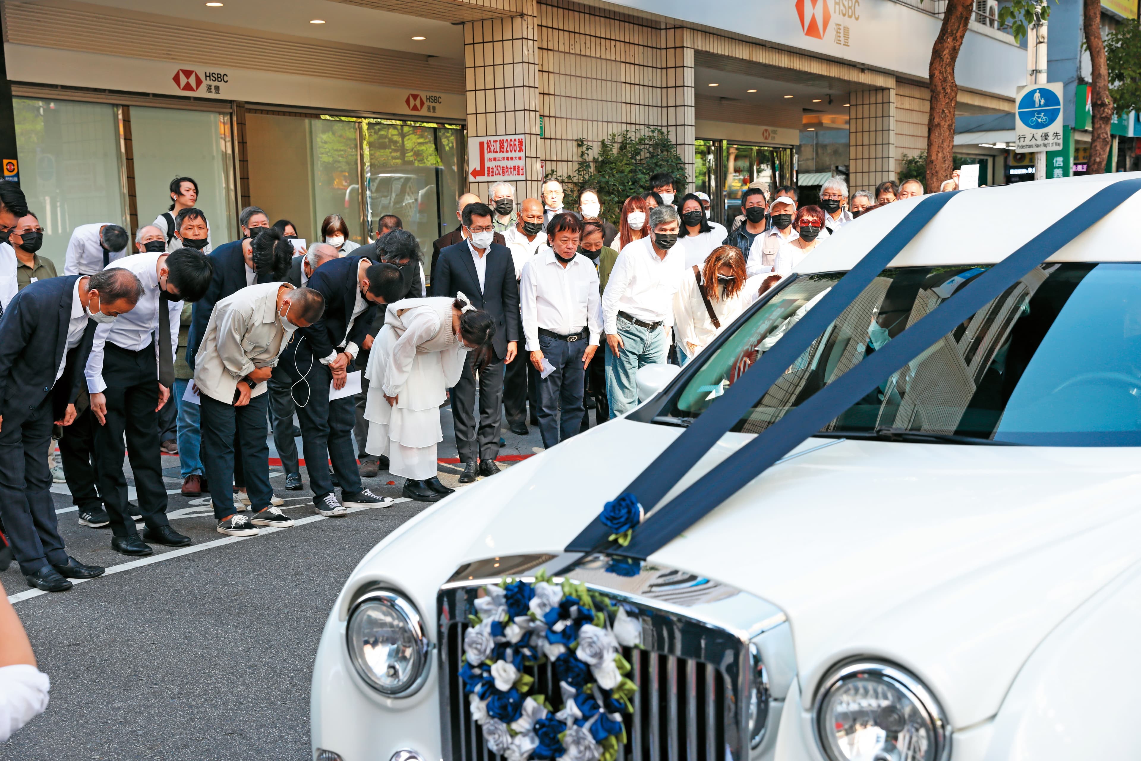 辜寬敏今年2月過世，制憲基金會成員及民眾在移靈車隊經過時向其致意。