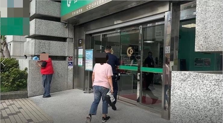 警方陪同婦人將現金存回銀行。（翻攝畫面）