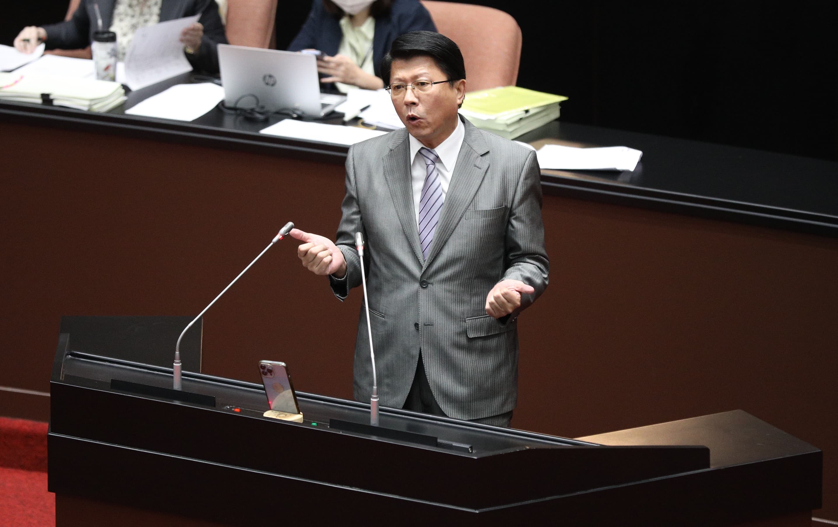 國民黨立委謝龍介表示,許多鄉親認為賴總統看來腳踏實地,但卻未實踐選前承諾。