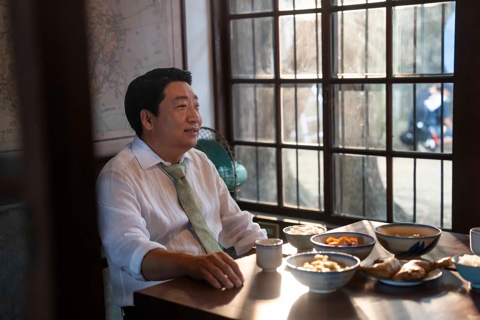 鍾孟宏執導的《餘燼》也請來張志勇客串演出一位國民黨特務,笑裡藏刀的表演令人毛骨悚然。(本地風光提供)