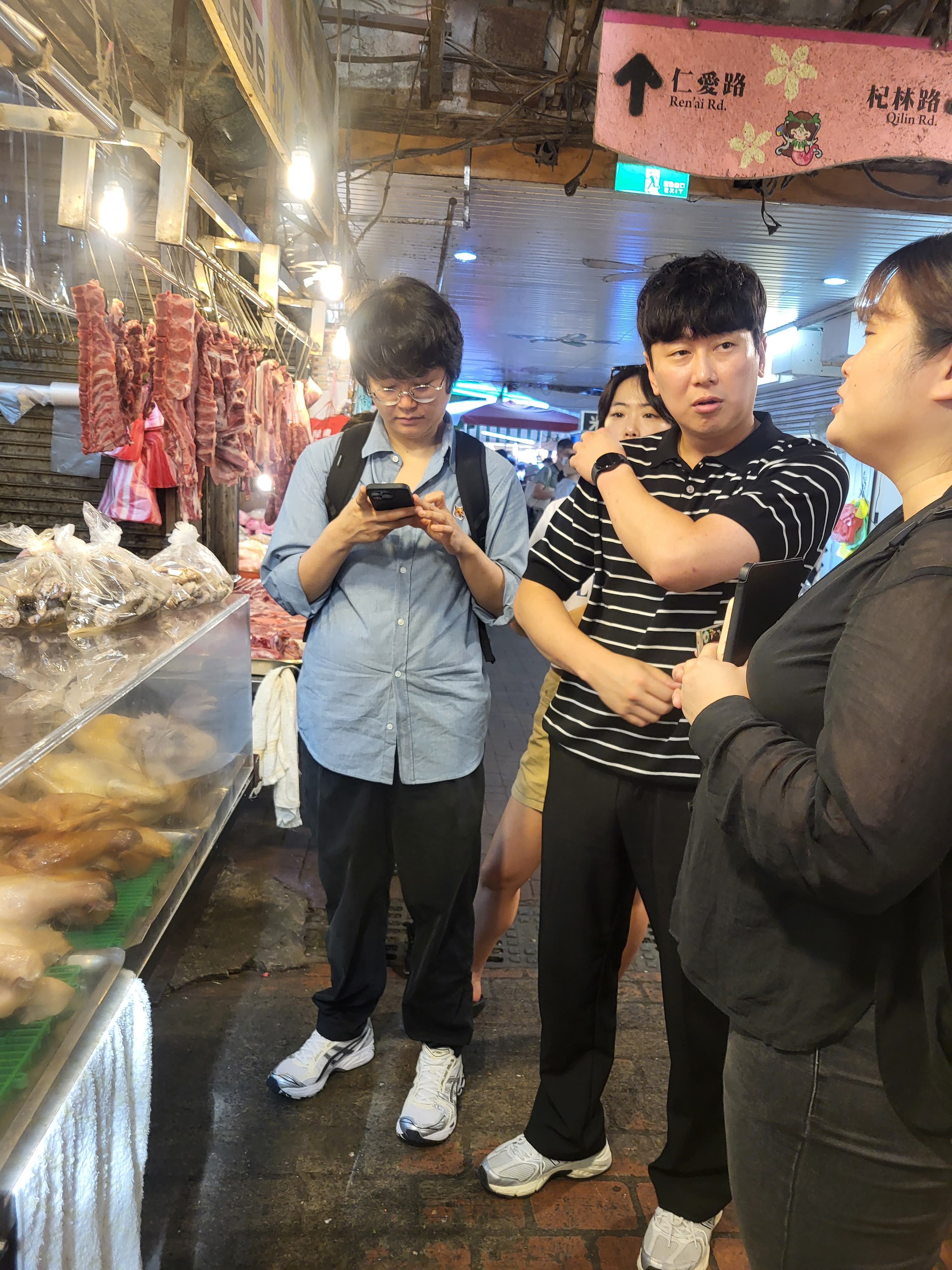 導演李珍赫(中)與台灣團隊於田調時走訪市場等地,深入了解客家食材與文化。(客家電視台提供)