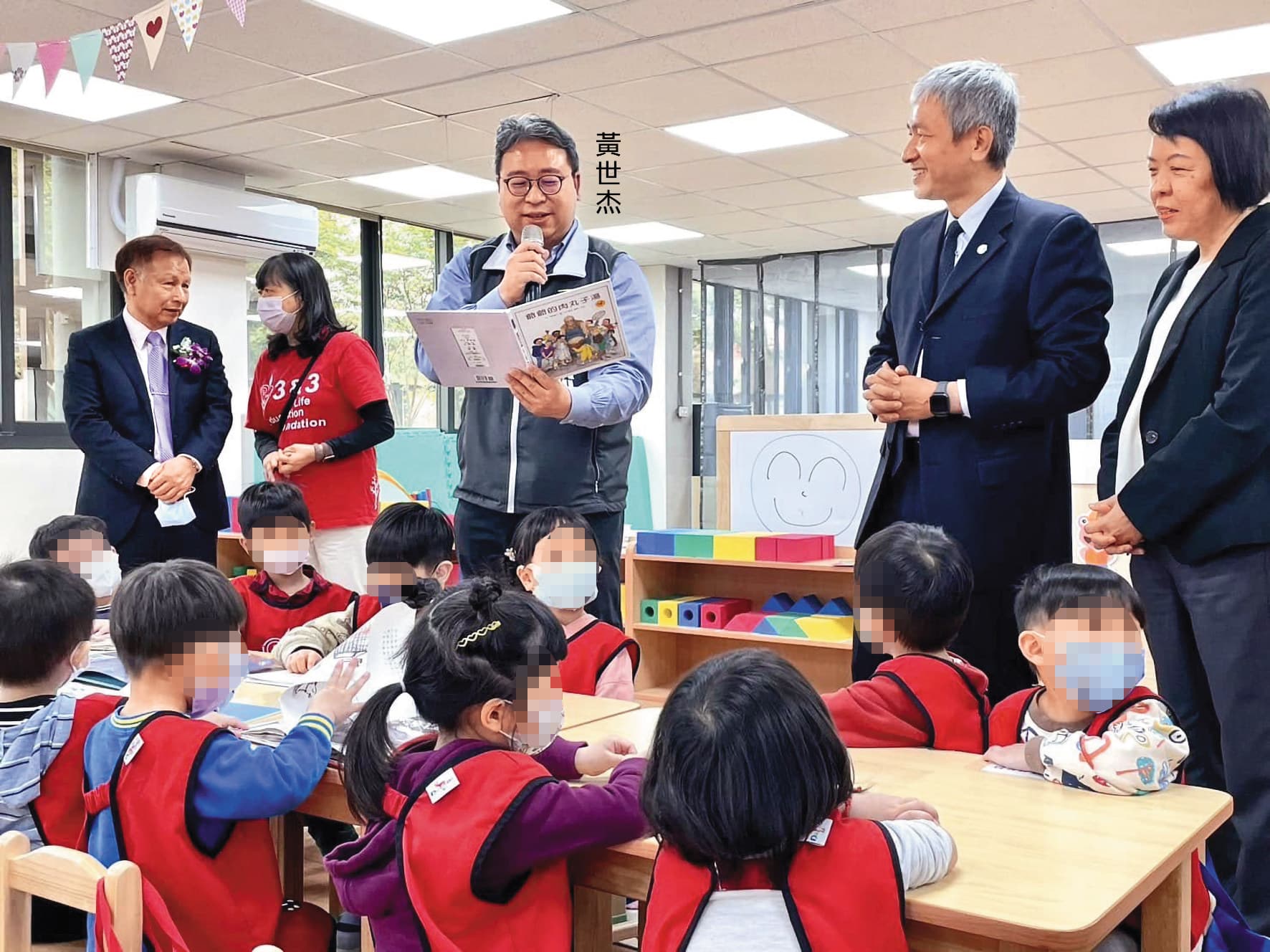 桃園市是六都最年輕城市,更是不少家庭移居首選,育兒議題成選舉焦點。圖為黃世杰與孩童互動畫面。(翻攝黃世杰臉書)