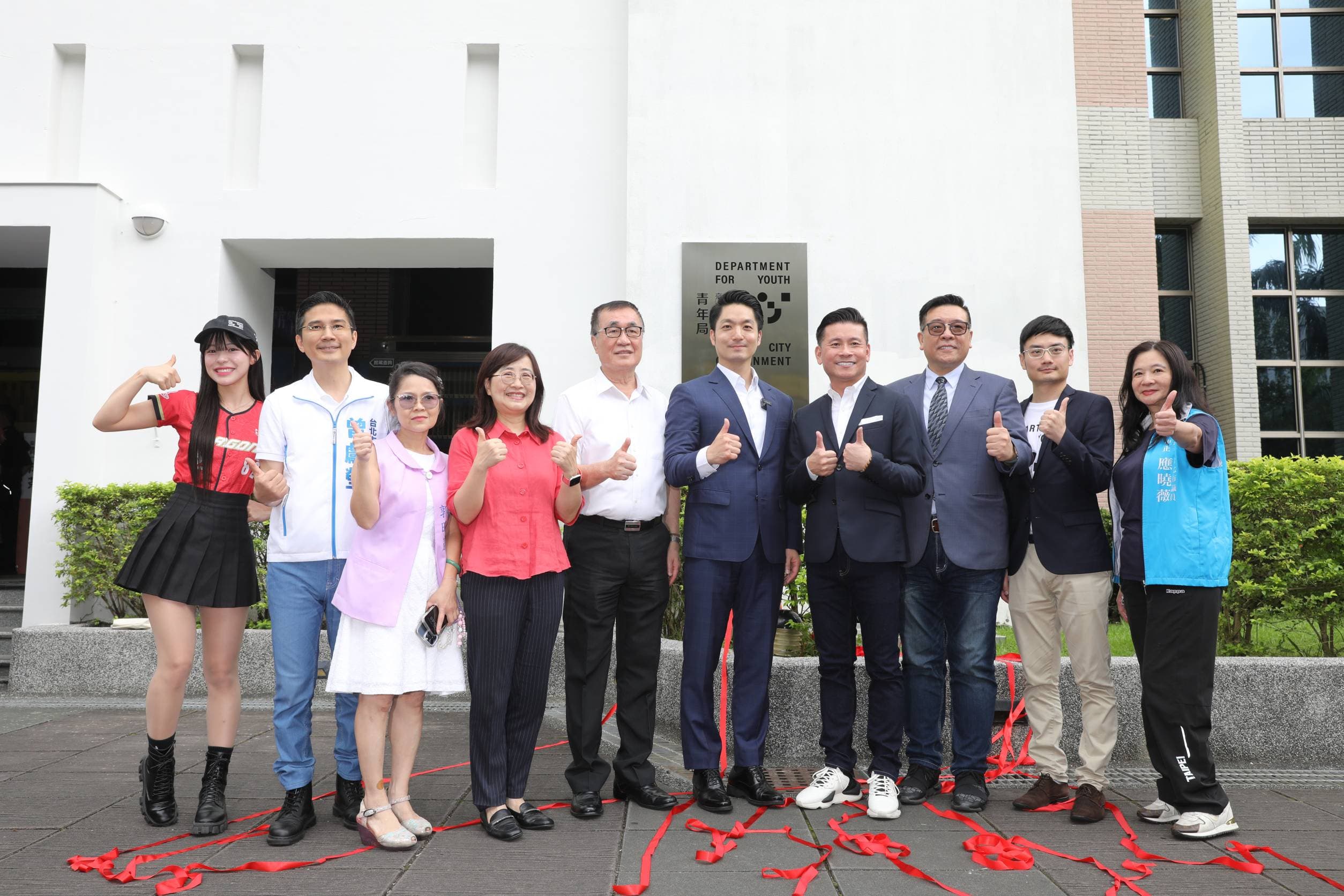 蔣萬安與青年局長殷瑋等人在場外合影,李多慧一開始站在最旁邊。