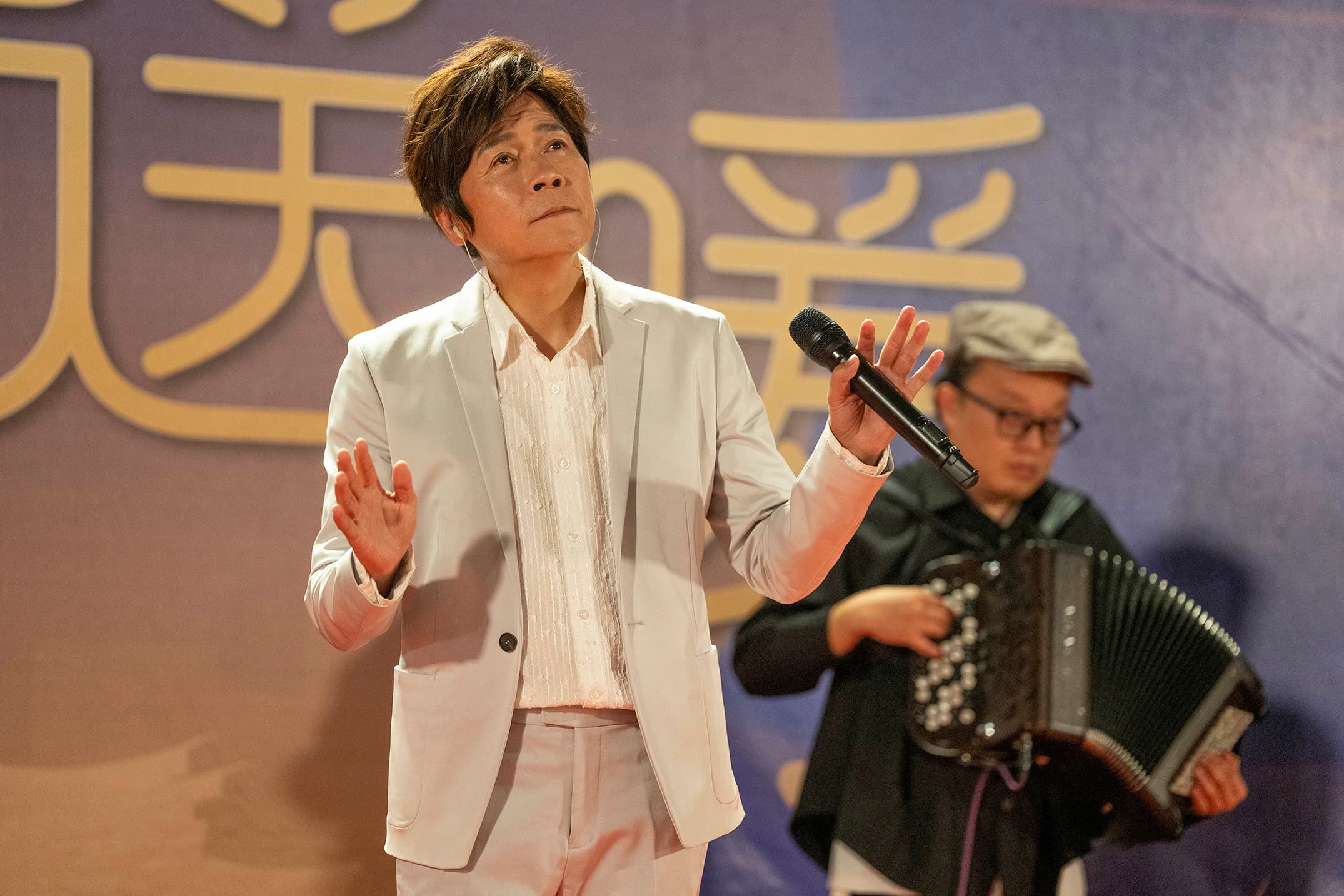 洪榮宏一現身演唱便帶動現場氣氛。(本地風光提供)