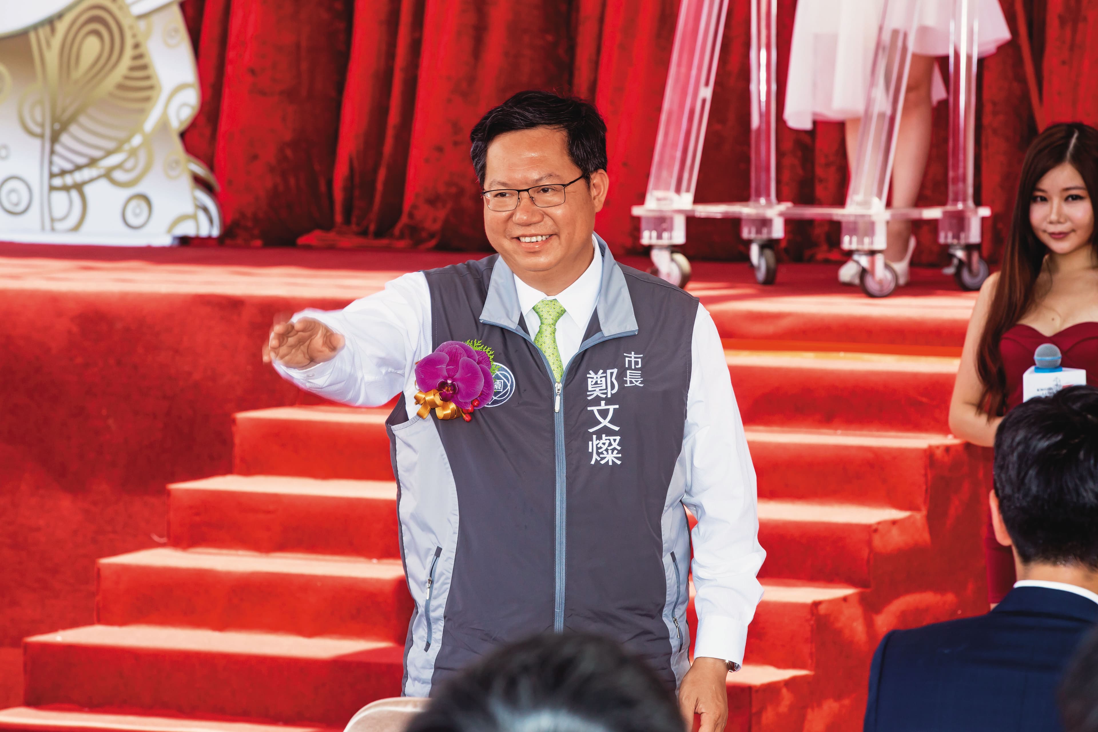 鄭文燦(左)將工五擴大案向行政院陳報核定國家重大計畫,檢方誤解為可免除廖俊松等人取得全部地主同意書而開發,成為法庭攻防焦點。