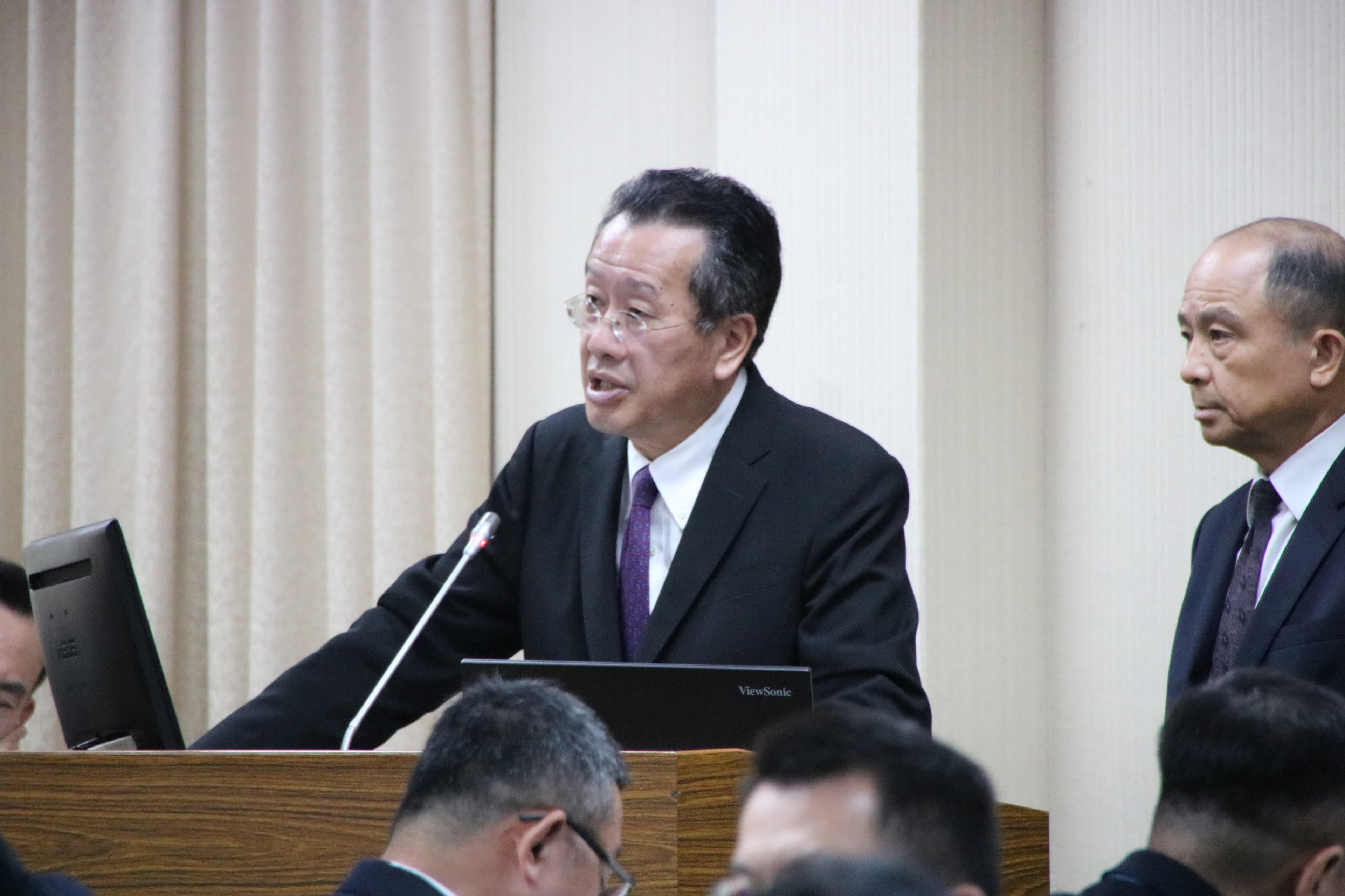國防部長顧立雄說明,40萬民間力量並非民兵,而是以社區防護隊概念建構。(洪申翰辦公室提供)