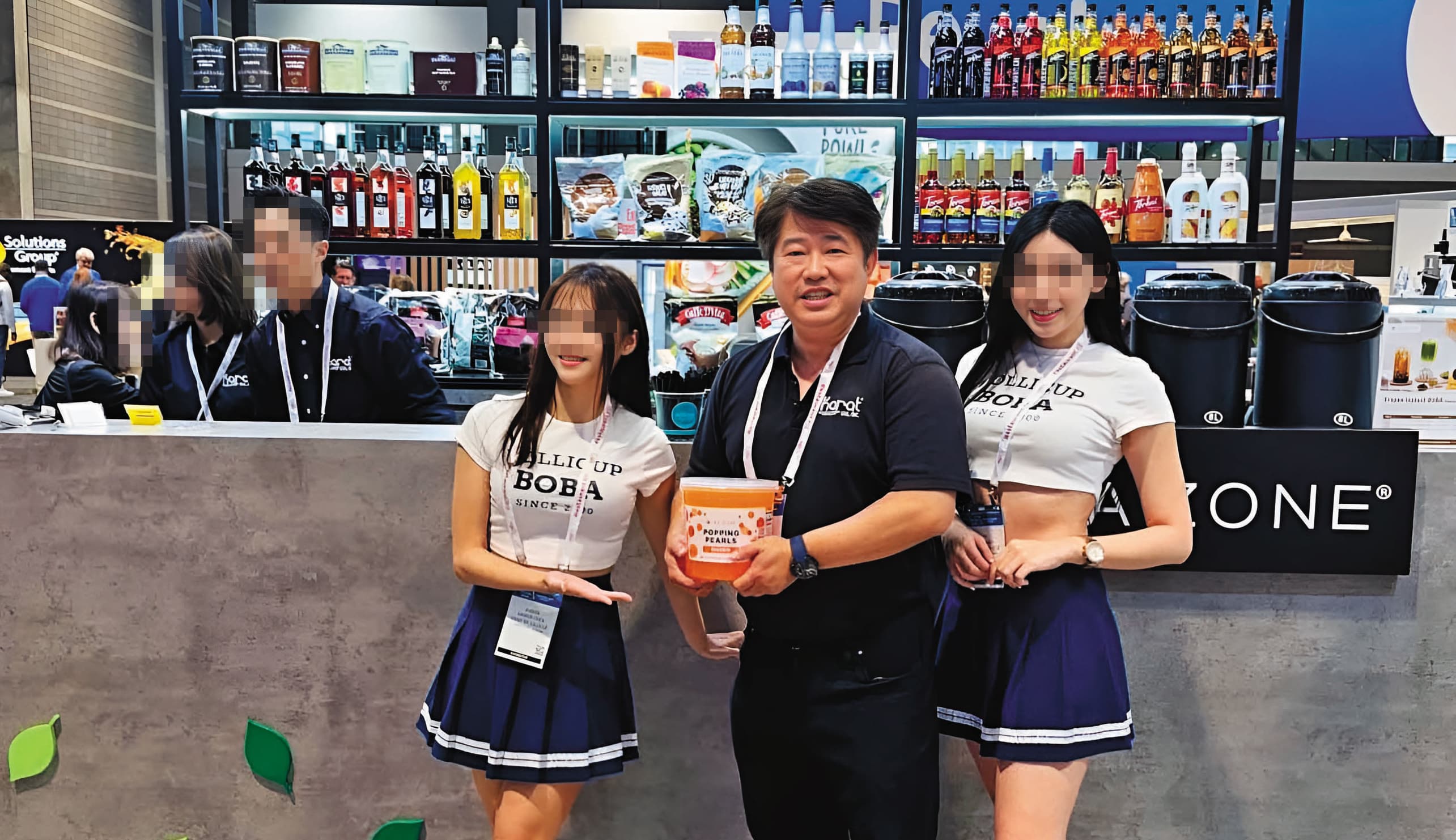 嫩模C女(左)與施宗明(中)合作宣傳波霸奶茶杯,如今對簿公堂。(翻攝 IG)