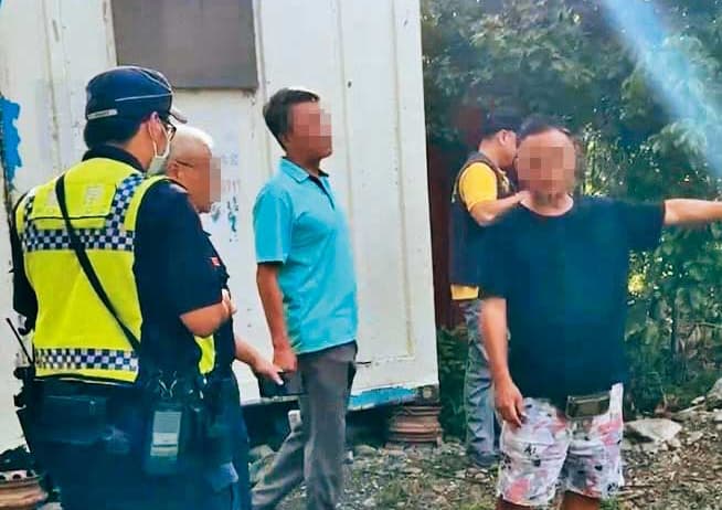 檢警至金峰鄉賓茂部落勘查,追查小米粽製作過程是否遭人刻意下毒。(翻攝饒慶鈴臉書)