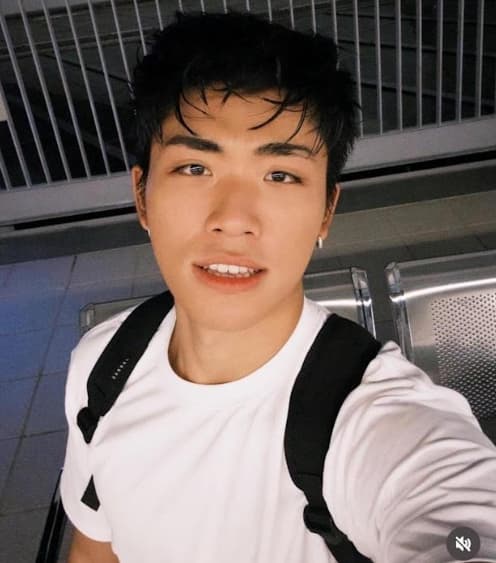 王Aden因「蹲地臭臉」持續炎上中。(翻攝自王Aden ig)