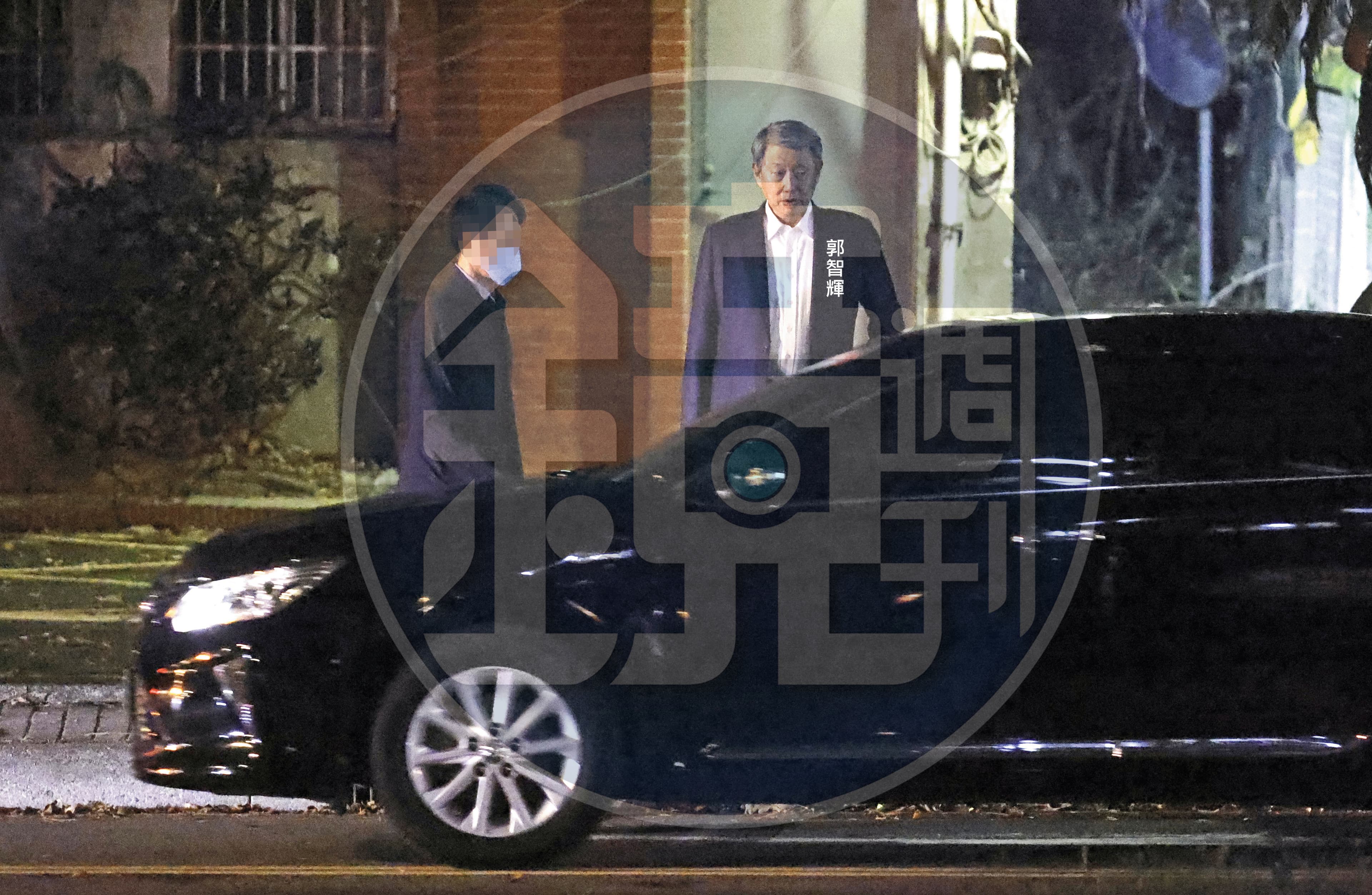 宴請AIT後，郭智輝晚間8點19分步出MD餐廳，搭車離去。
