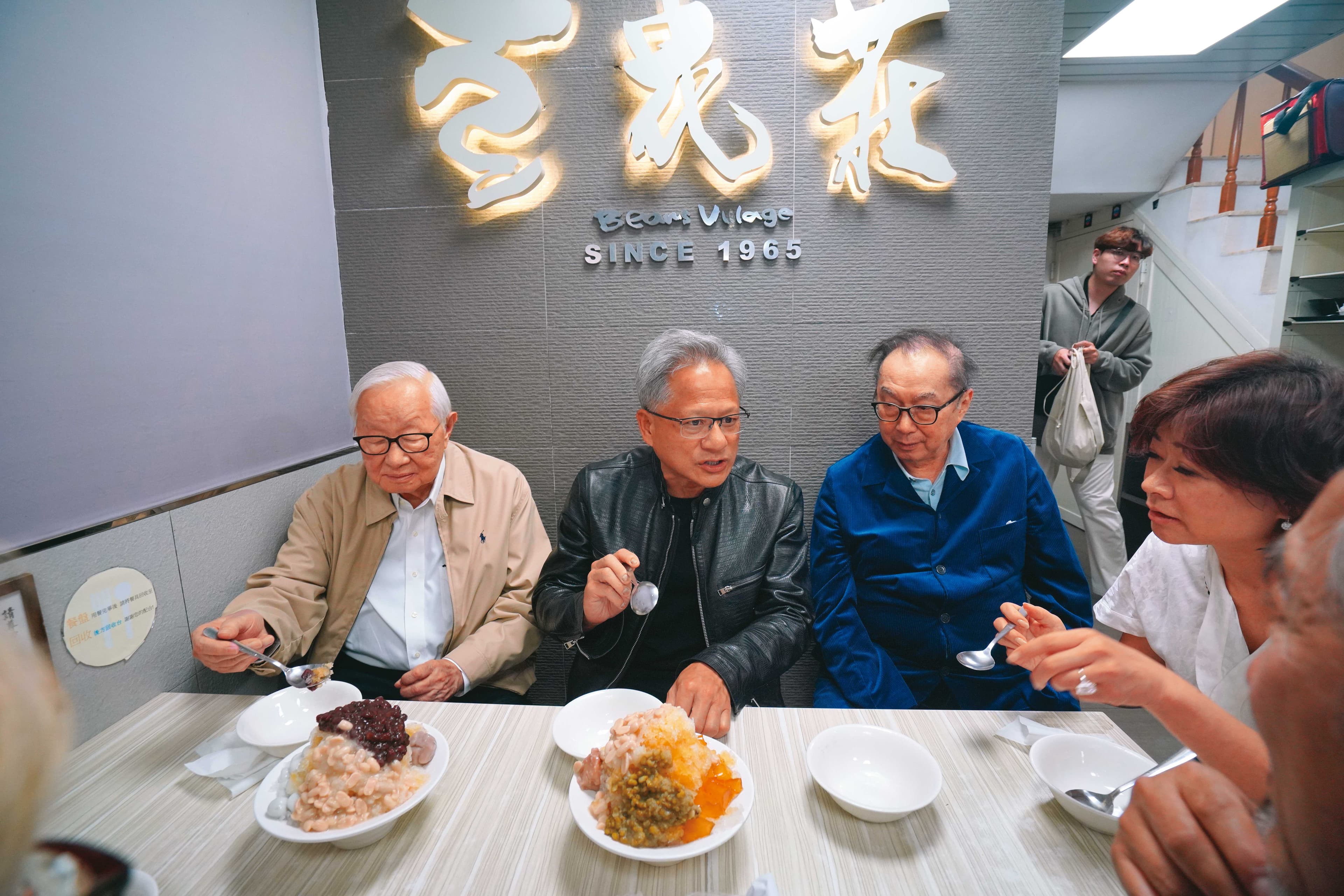 給足黃仁勳(左2)面子,張忠謀(左)、林百里(左3)獻出夜市首遊,3人同逛寧夏夜市。