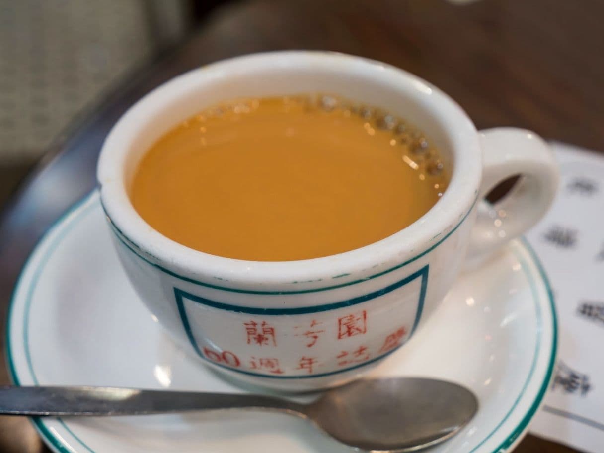 滾燙的「絲襪奶茶」入口香滑,且洋溢一股獨特茶香。(港幣25元/杯,約NT$102)