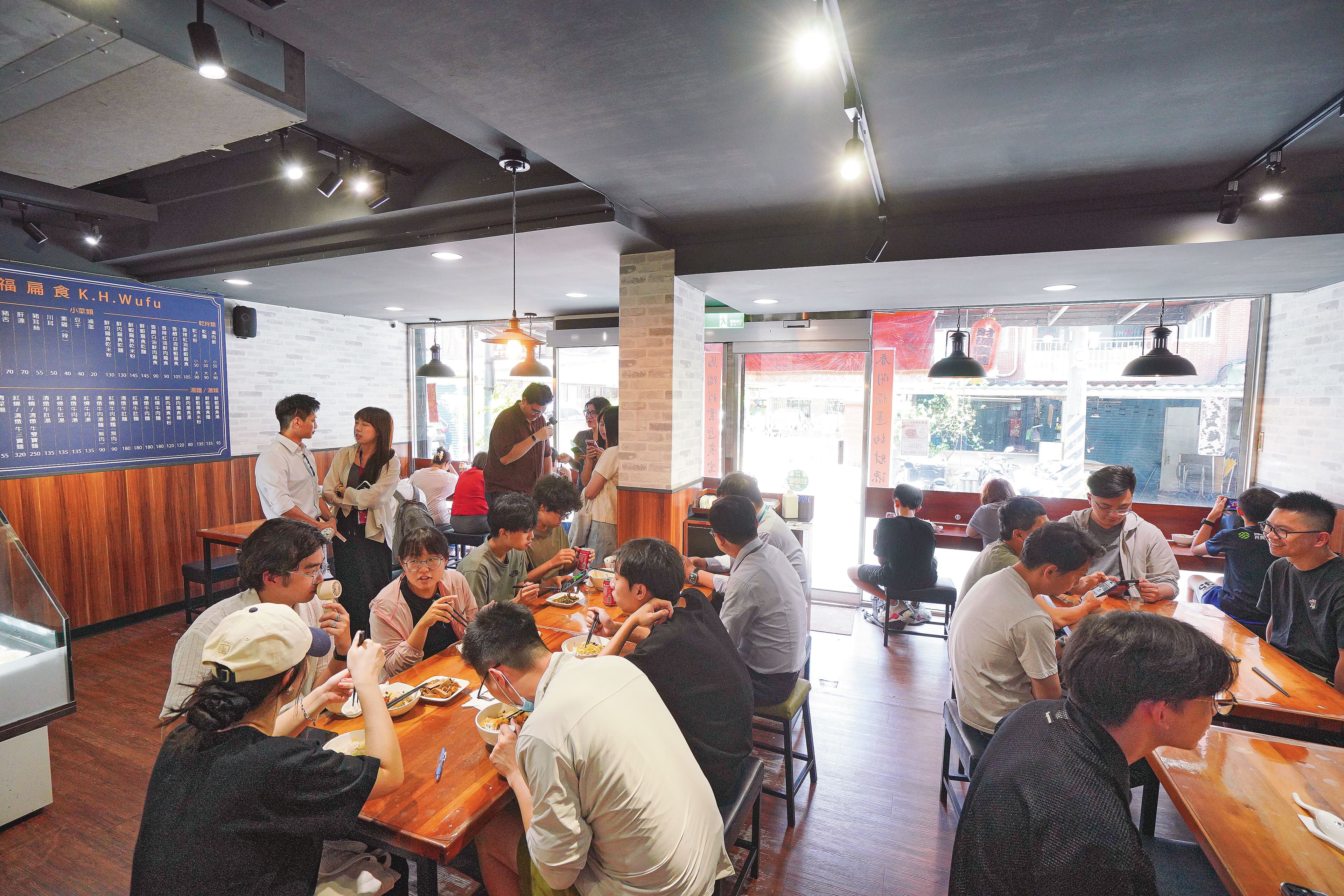內湖二代店寬敞明亮,平日中午不到12點,已坐滿來用餐的內科新貴。