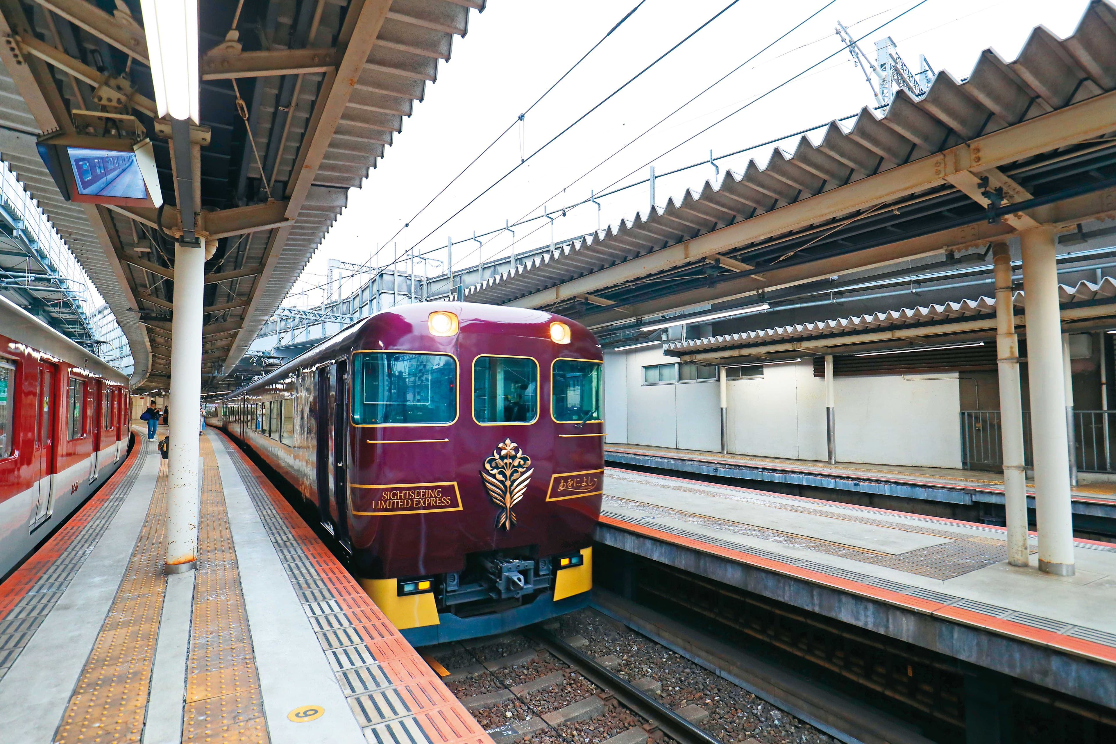 十分優雅的近鐵觀光特急「あをによし(AONIYOSHI)」,紫色車廂上的Logo,是以天平時代瑞鳥嘗花的吉祥文樣設計。