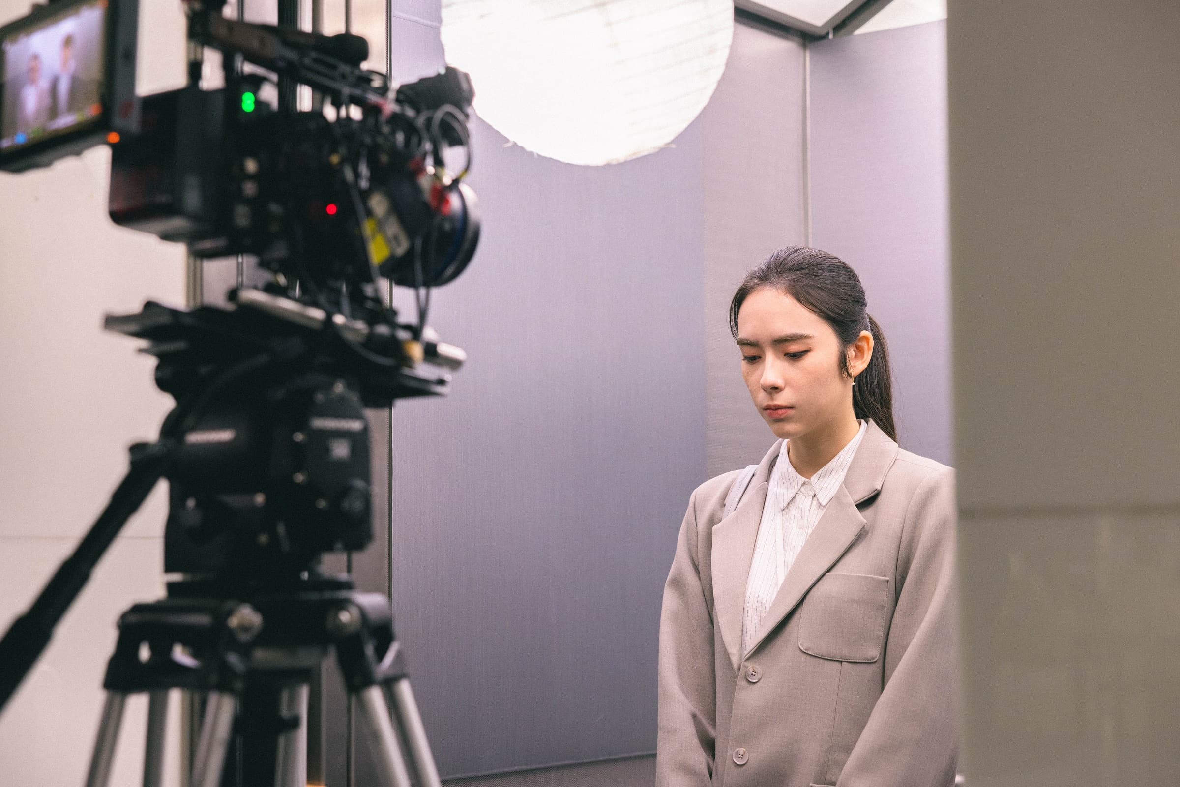 林奕嵐在職場喜劇《X!又是星期一》裡飾演剛開始工作的菜鳥。(鏡文學提供)