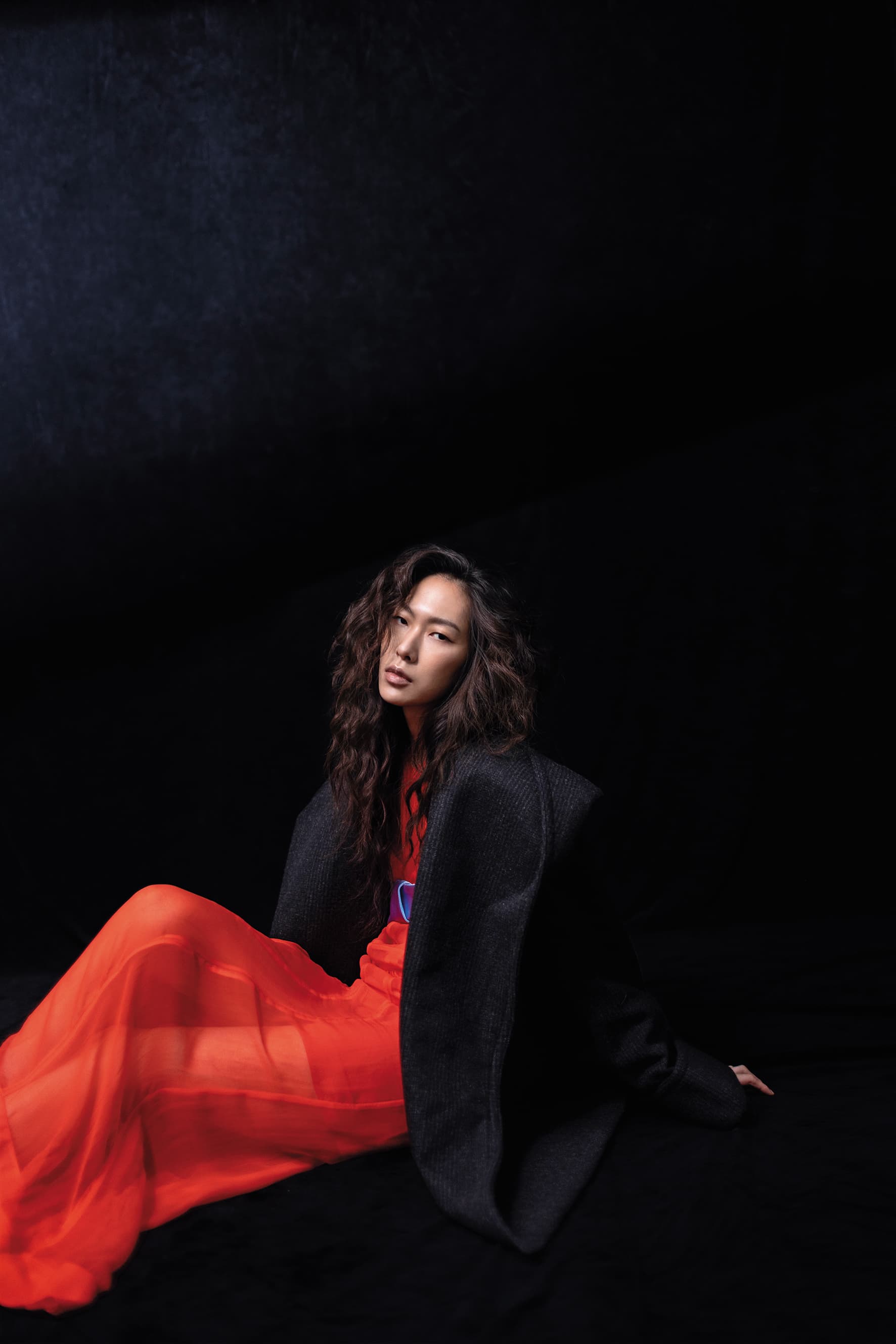 黑色羊毛外套，價格店洽，by BOTTEGA VENETA；紅色雪紡紗長洋裝，NT$278,000，by GUCCI。
