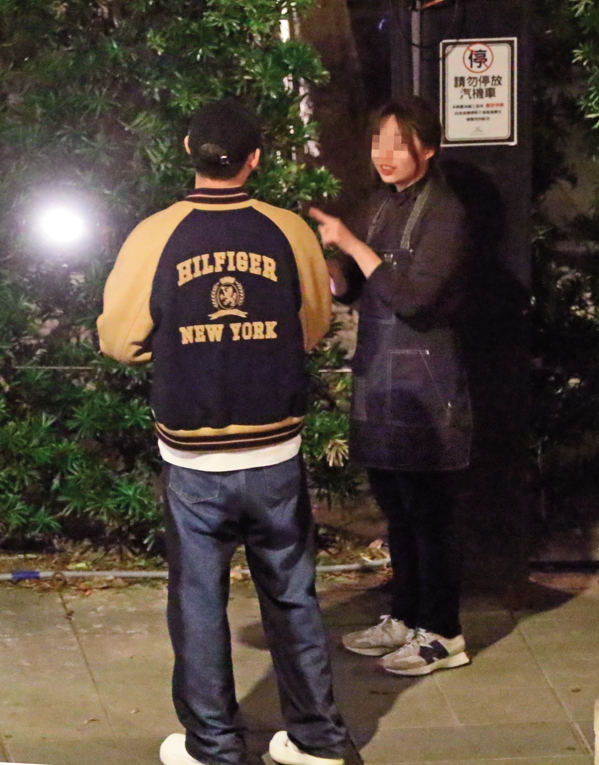 11/29 00:53 因為女生發現東西不見,陳奕跑回餐酒館詢問店員。
