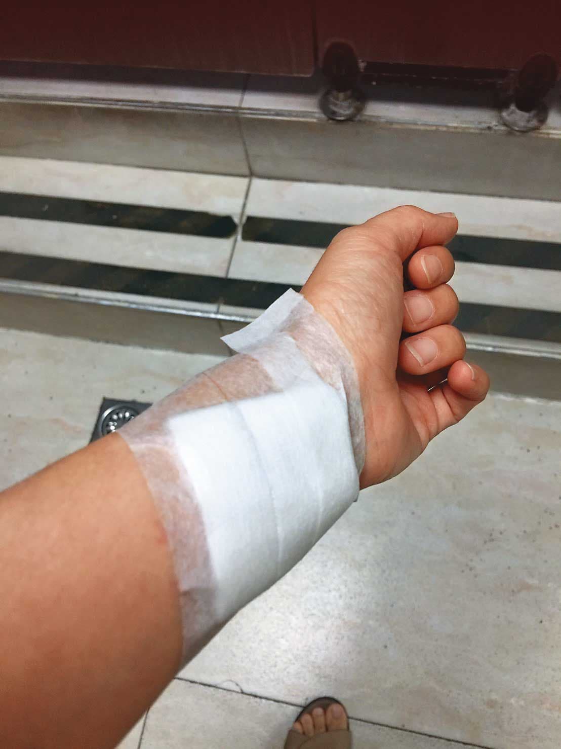 B老師因遭校長霸凌,痛不欲生,在家割腕自殺獲救。