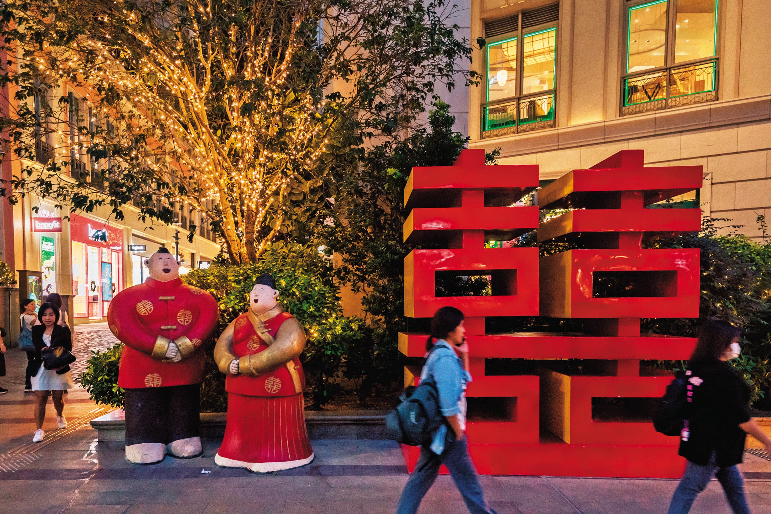 利東街曾是香港婚慶專屬的「囍帖街」,現已重新打造成為交融中西浪漫奇襲的步行街。