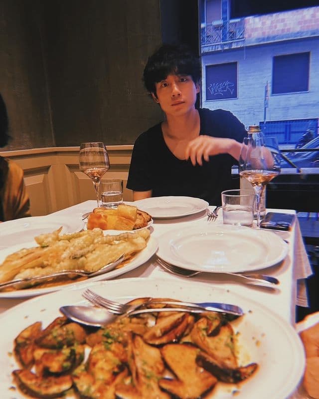 坂口健太郎平常收工後會去找美食,也認識許多朋友。(翻攝坂口健太郎INS)