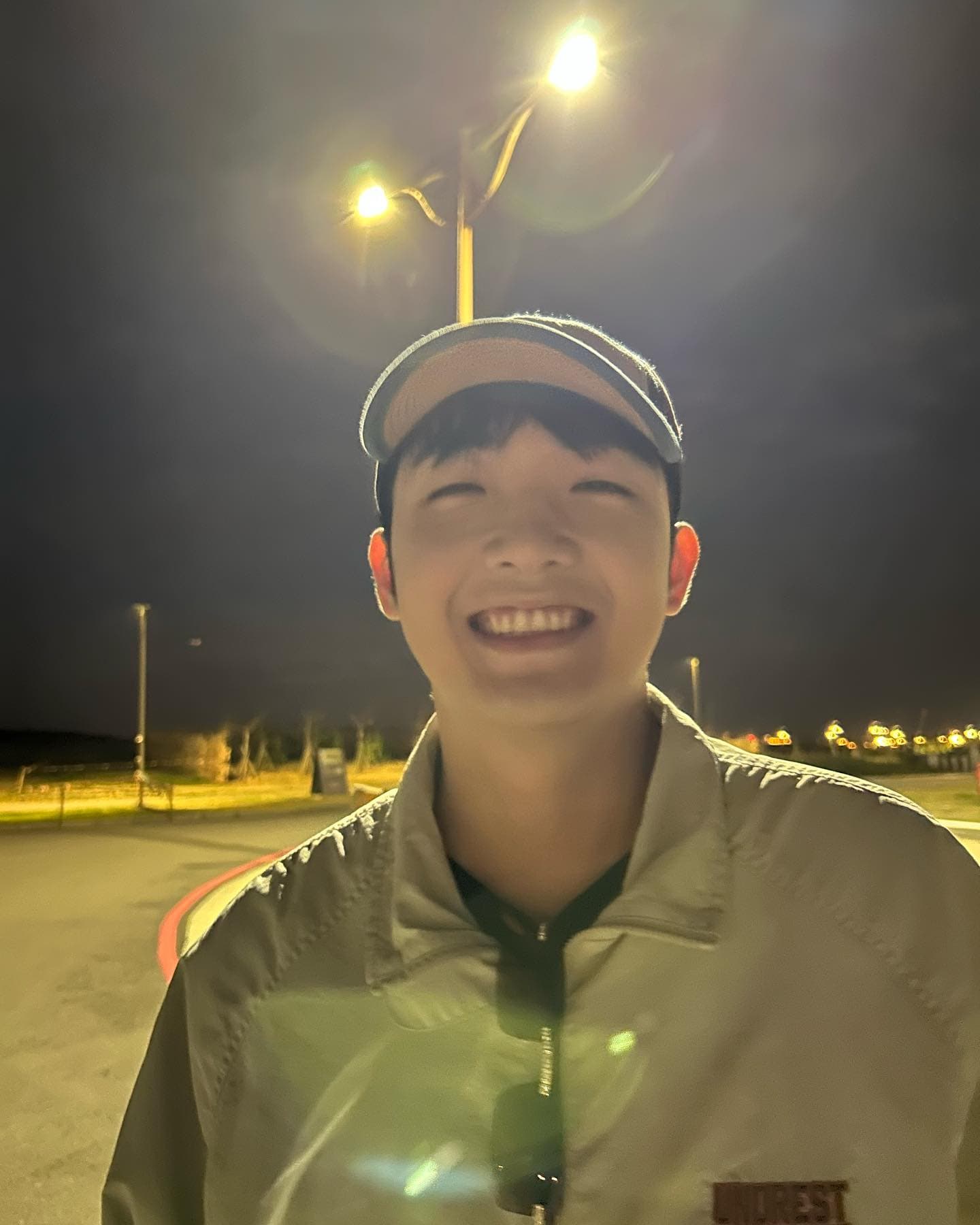 張龍冒著會影響歌唱事業的風險,將一半的肝捐給父親。(翻攝自張龍臉書)
